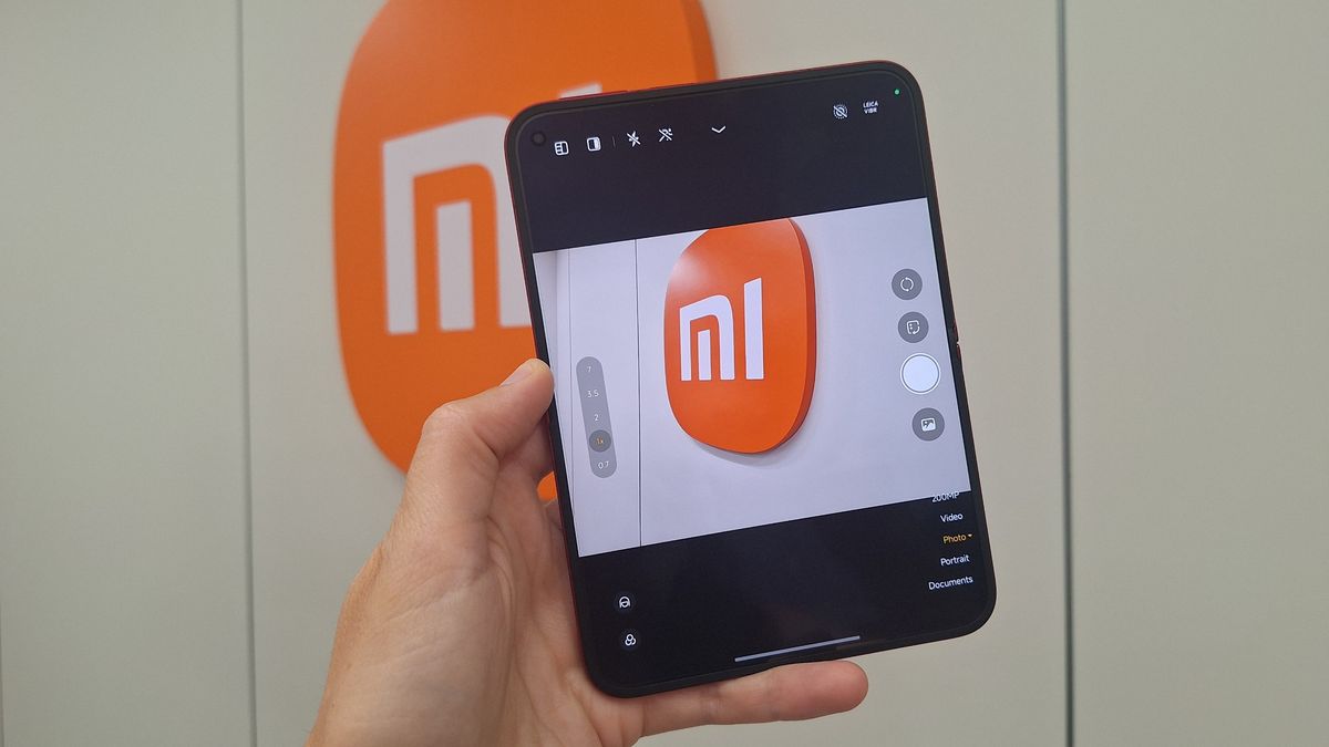 هاتف Xiaomi 18 Fold يُمسك باليد