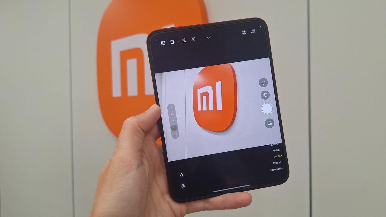 هاتف Xiaomi 18 Fold يُمسك باليد