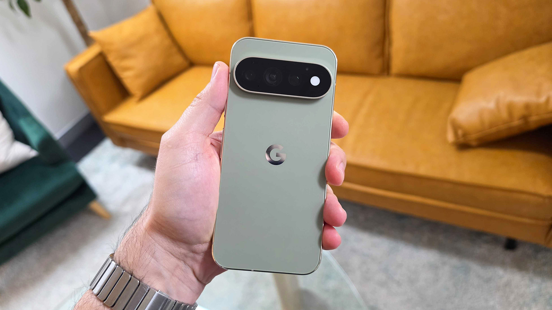 صورة لهاتف Google Pixel 11 Pro في اليد تُظهر الجزء الخلفي من الجهاز