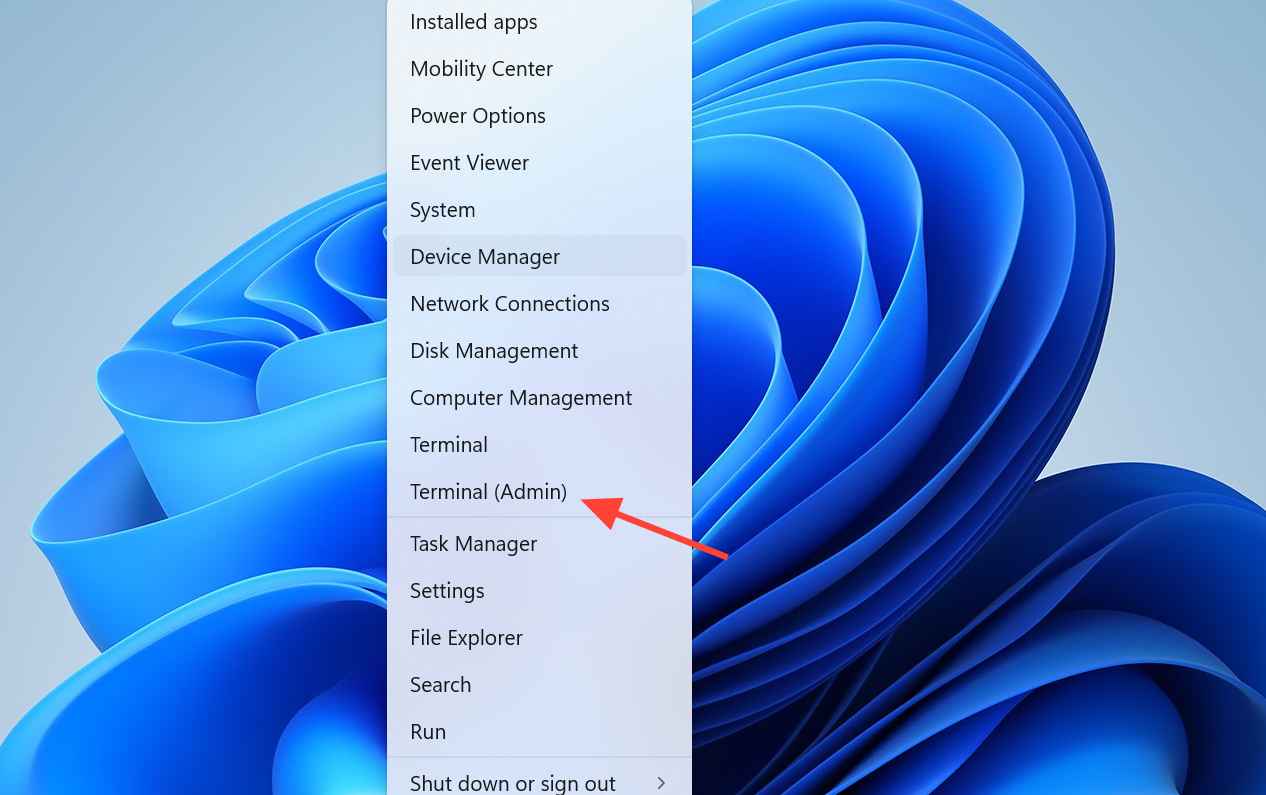 لقطة شاشة تظهر قائمة زر ابدأ مع خيار Terminal (Admin) في Windows 11