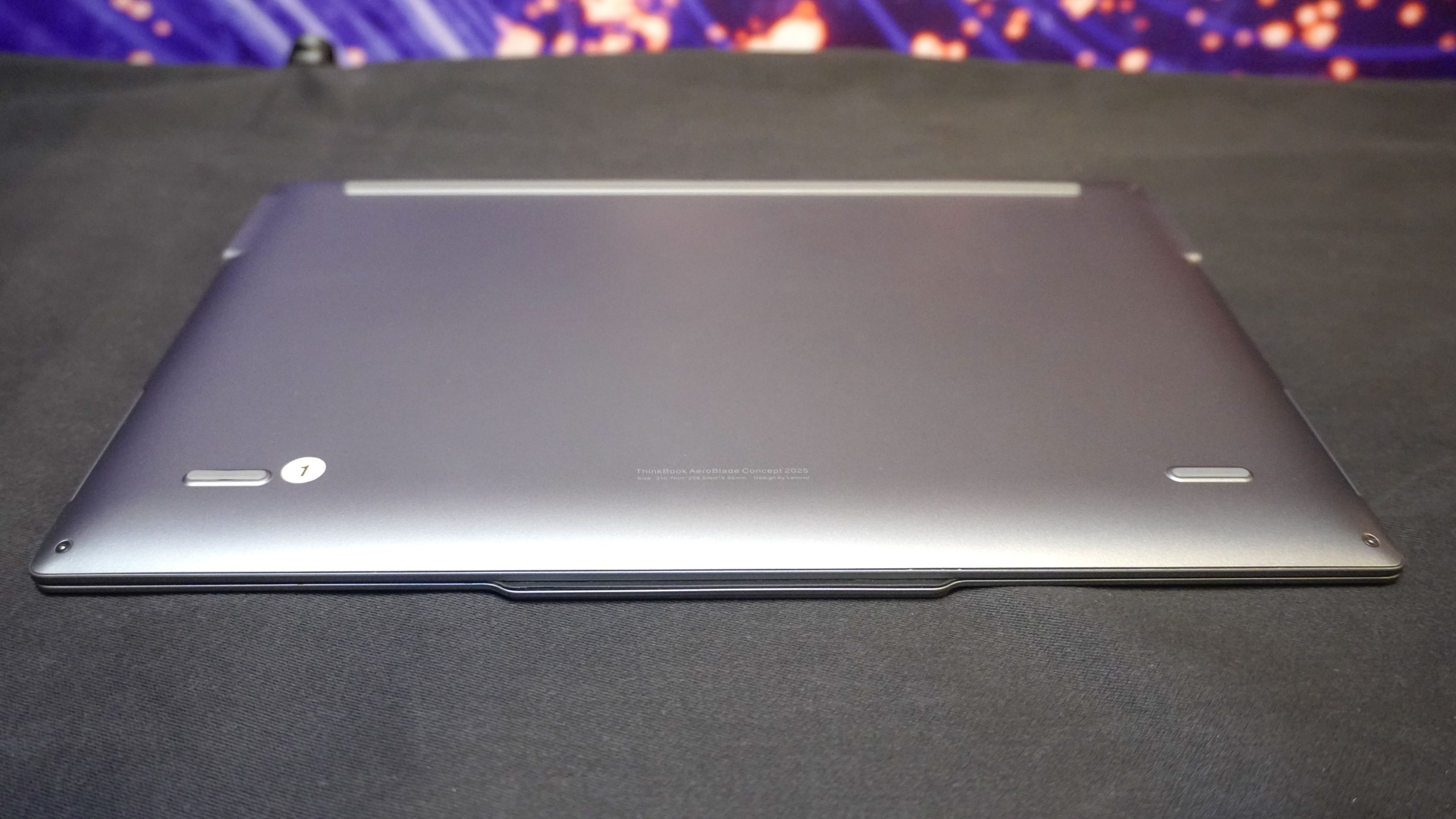 الجانب السفلي من لابتوب Lenovo Project AeroBlade الاختباري