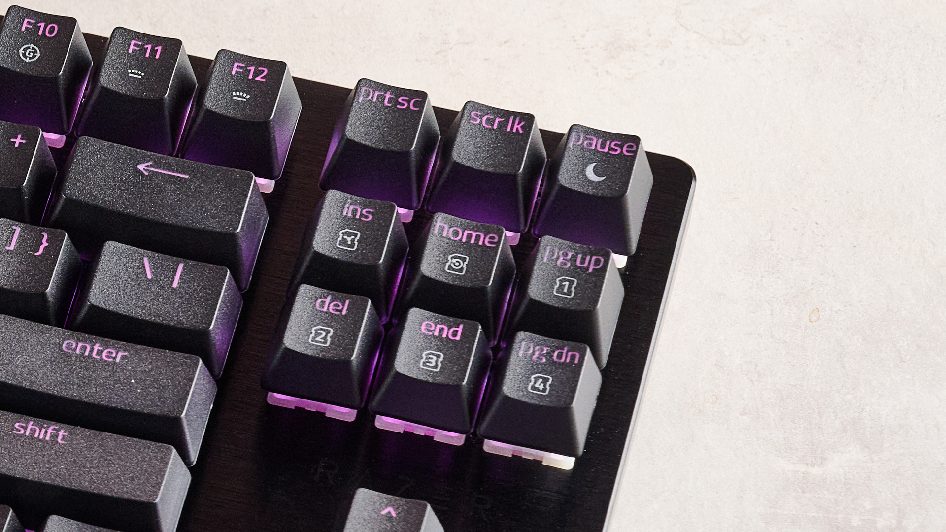 لقطة مقربة لمفاتيح التنقل على لوحة مفاتيح Razer Huntsman V3 HE Magnetic Tenkeyless 8KHz على مكتب