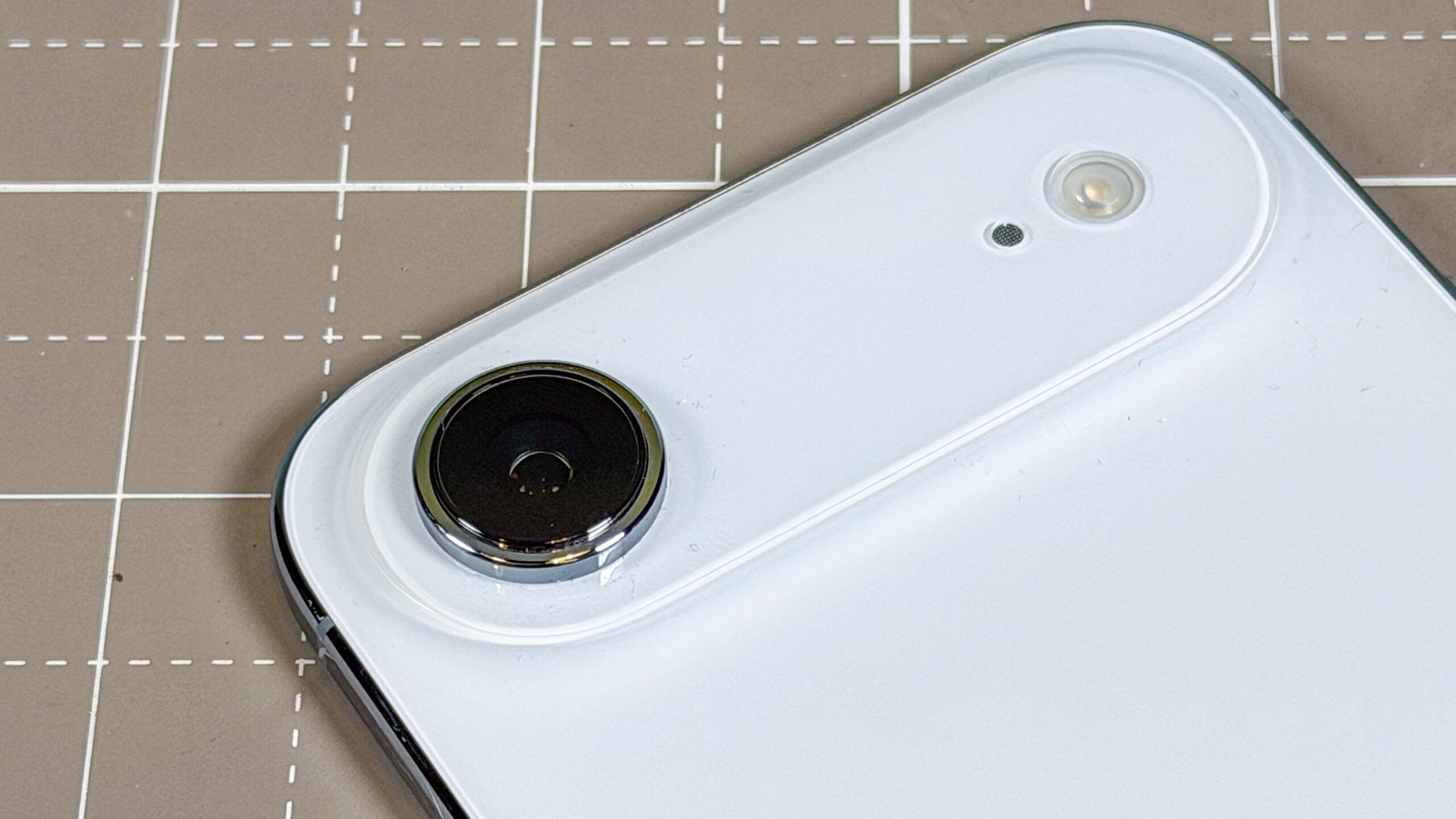 هاتف iPhone Air معروض باليد