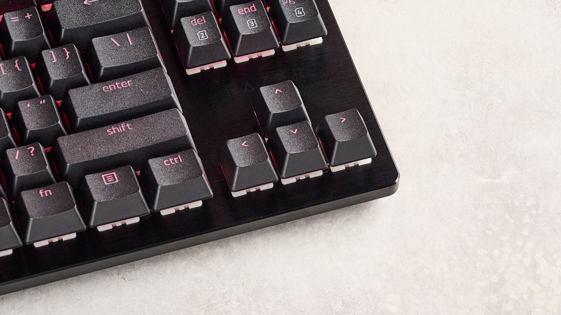 لقطة مقربة لمفاتيح الأسهم على لوحة مفاتيح Razer Huntsman V3 HE Magnetic Tenkeyless 8KHz على المكتب
