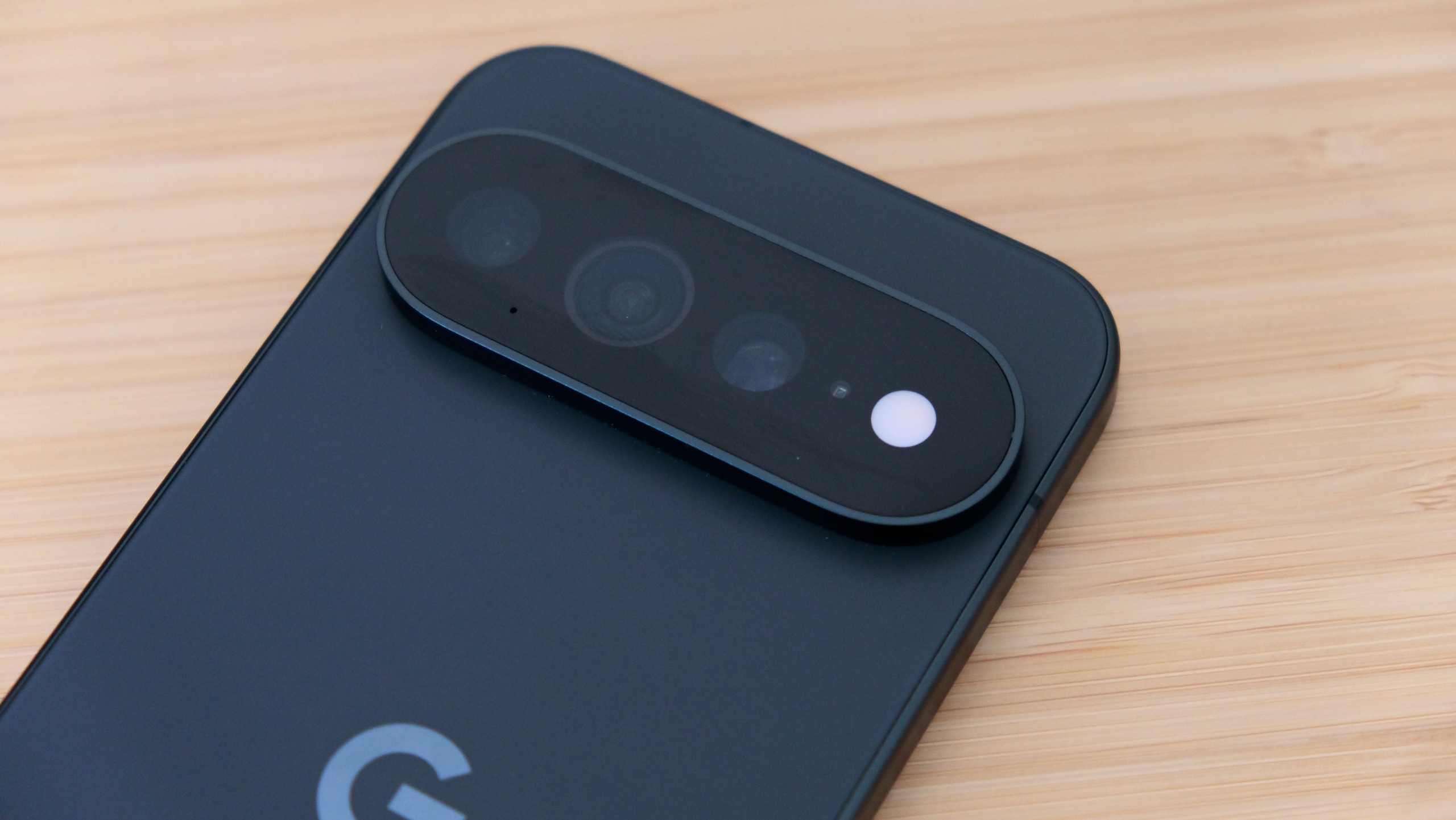 هاتف Google Pixel 11 Pro XL موضوعًا وجهه للأسفل على طاولة
