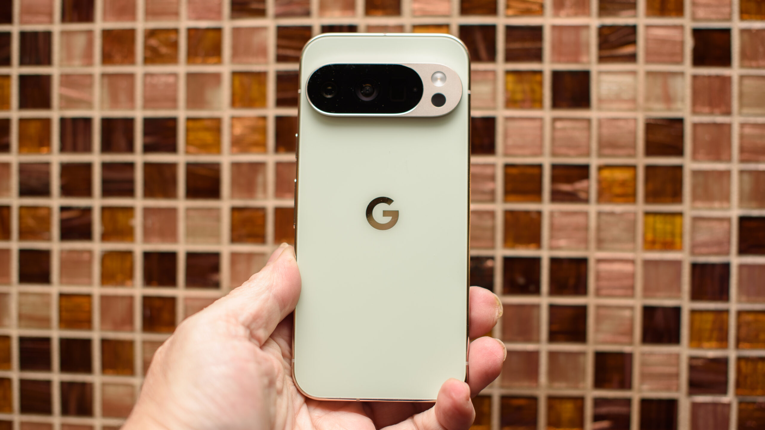 هاتف Google Pixel 10 Pro بلون Jade مع خلفية من بلاط متقلب