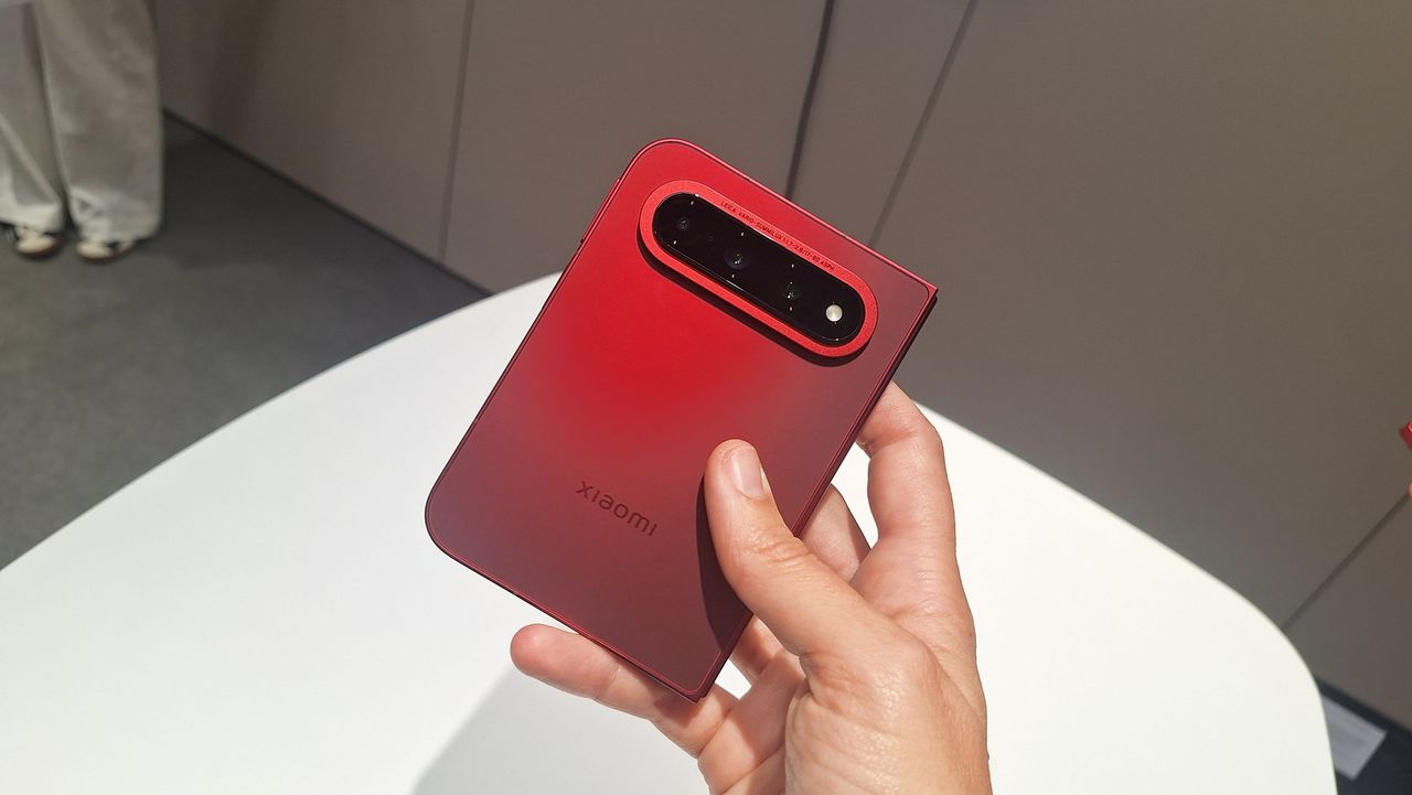 هاتف Xiaomi 18 Fold بين اليدين
