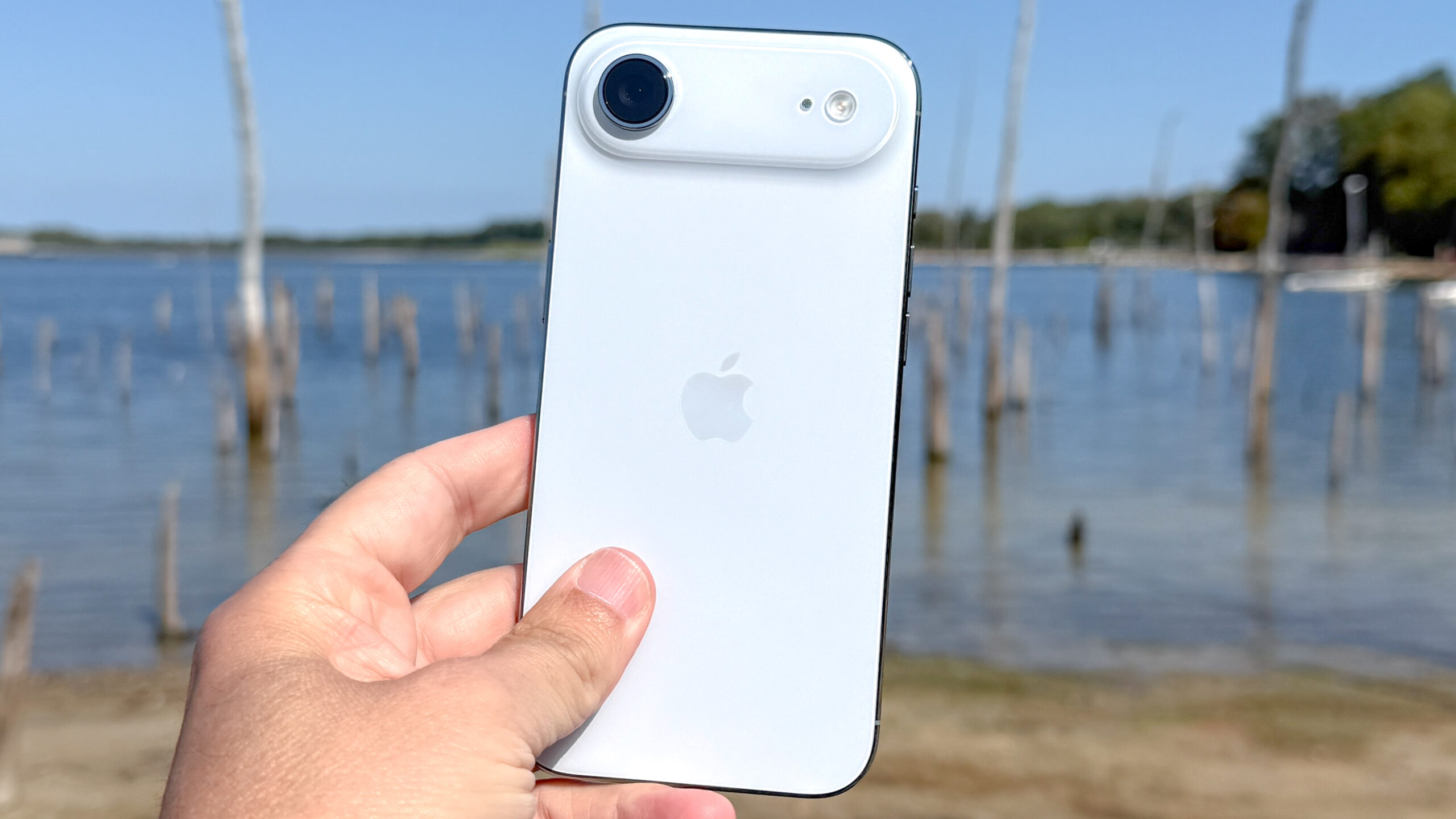 هاتف iPhone Air معروض في اليد