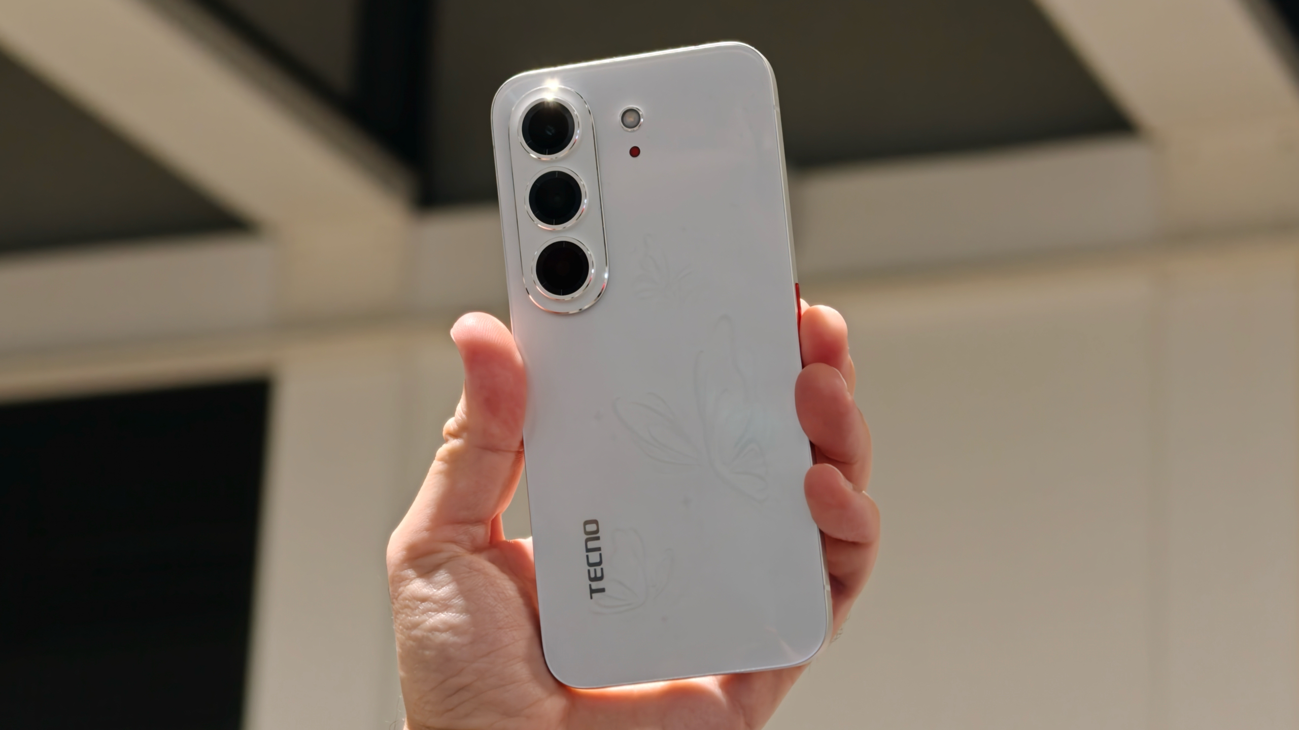 تجربة عملية لهاتف Tecno الذكي بلا حواف في معرض IFA 2026