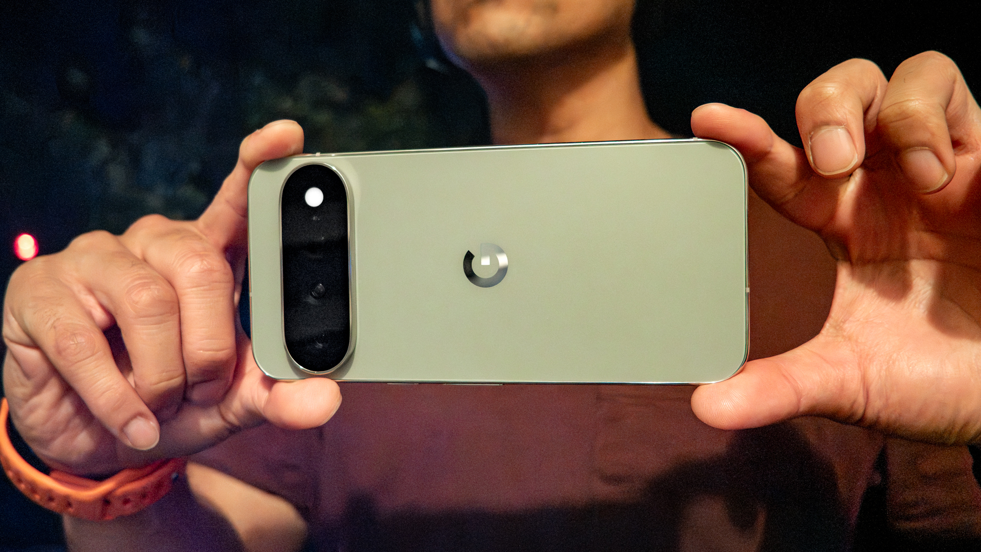 هاتف Pixel 11 Pro XL محمول باليد.