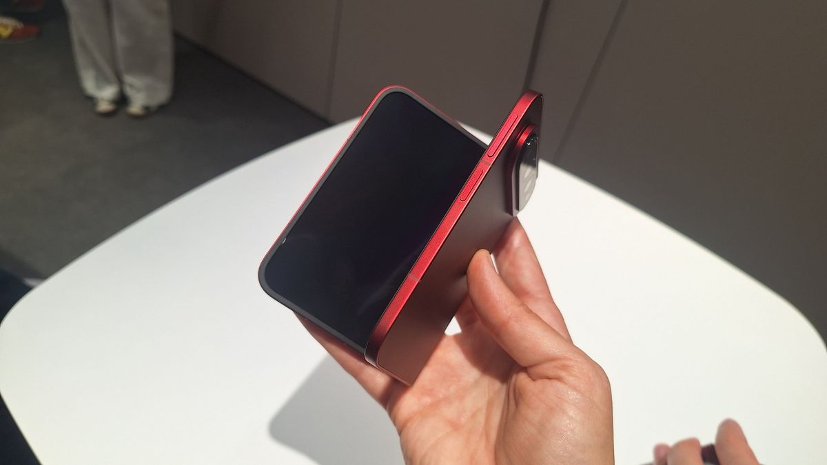 هاتف Xiaomi 18 Fold بين اليدين