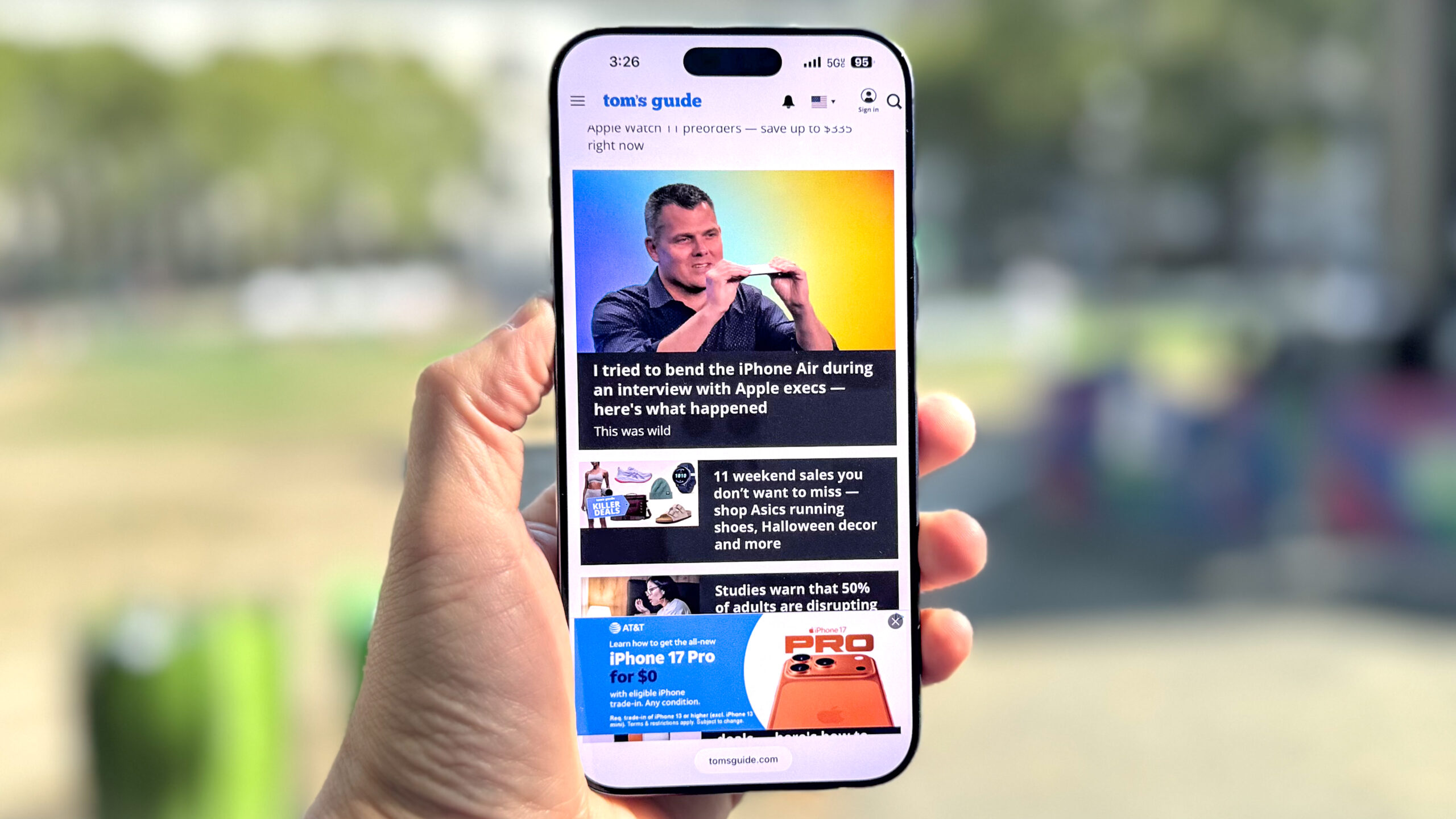 هاتف iPhone Air معروض في اليد