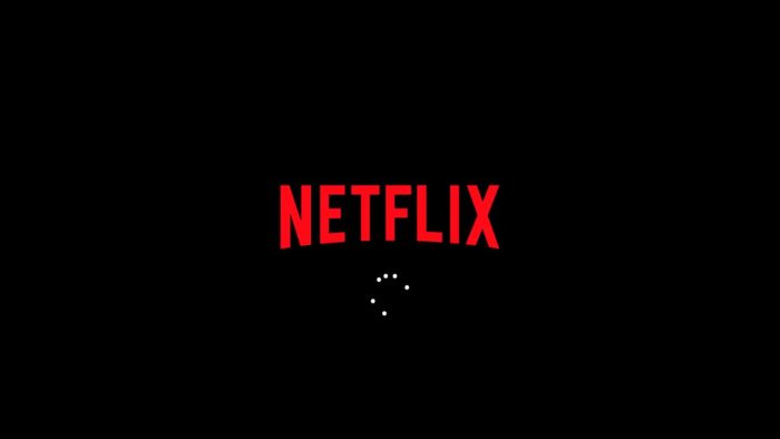 شعار Netflix على شاشة تعرض رمز الخطأ GPS-LEN