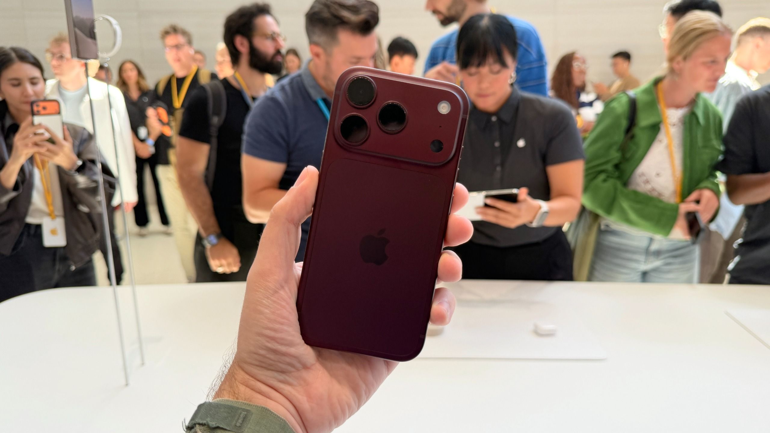 iPhone 18 Pro: ألوانه آسرة لكن الكاميرا هي ما نتحرق شوقًا لتجربته