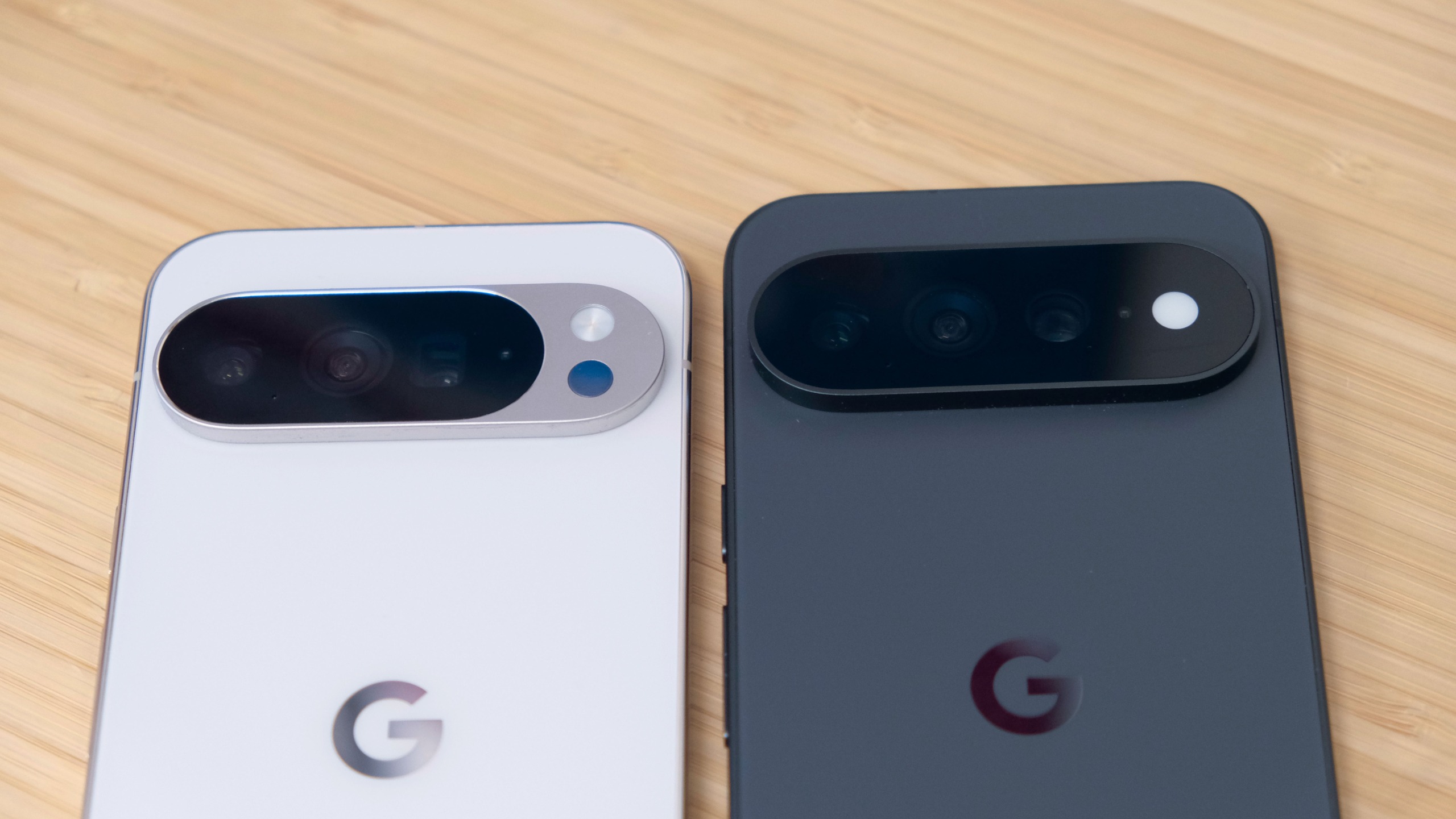 هاتف Google Pixel 11 Pro بجانب Google Pixel 11 Pro XL