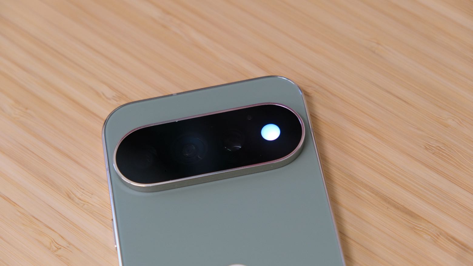 هاتف Google Pixel 11 Pro موضوع على طاولة خشبية
