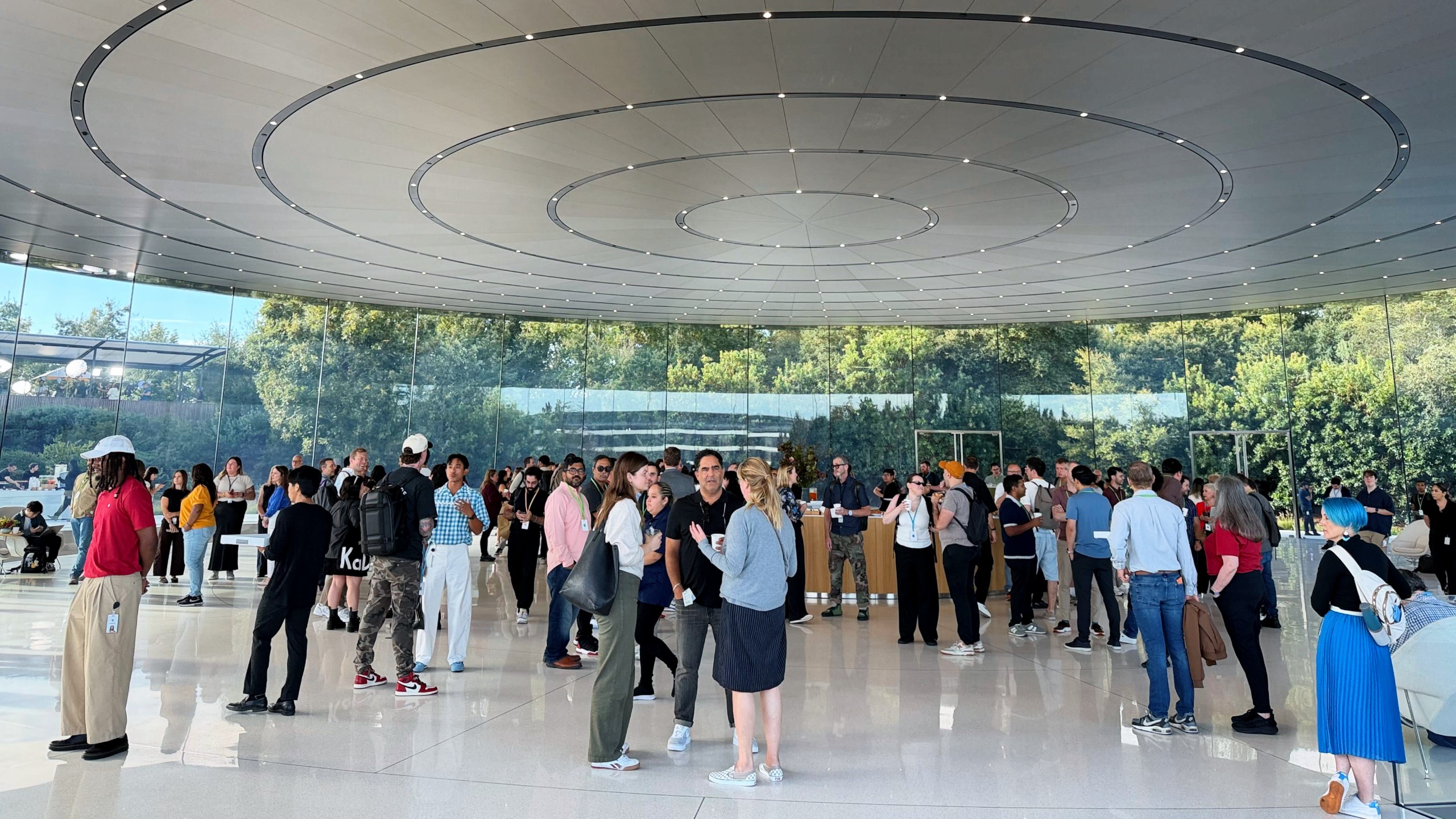 مفاجآت Apple وتألقها.