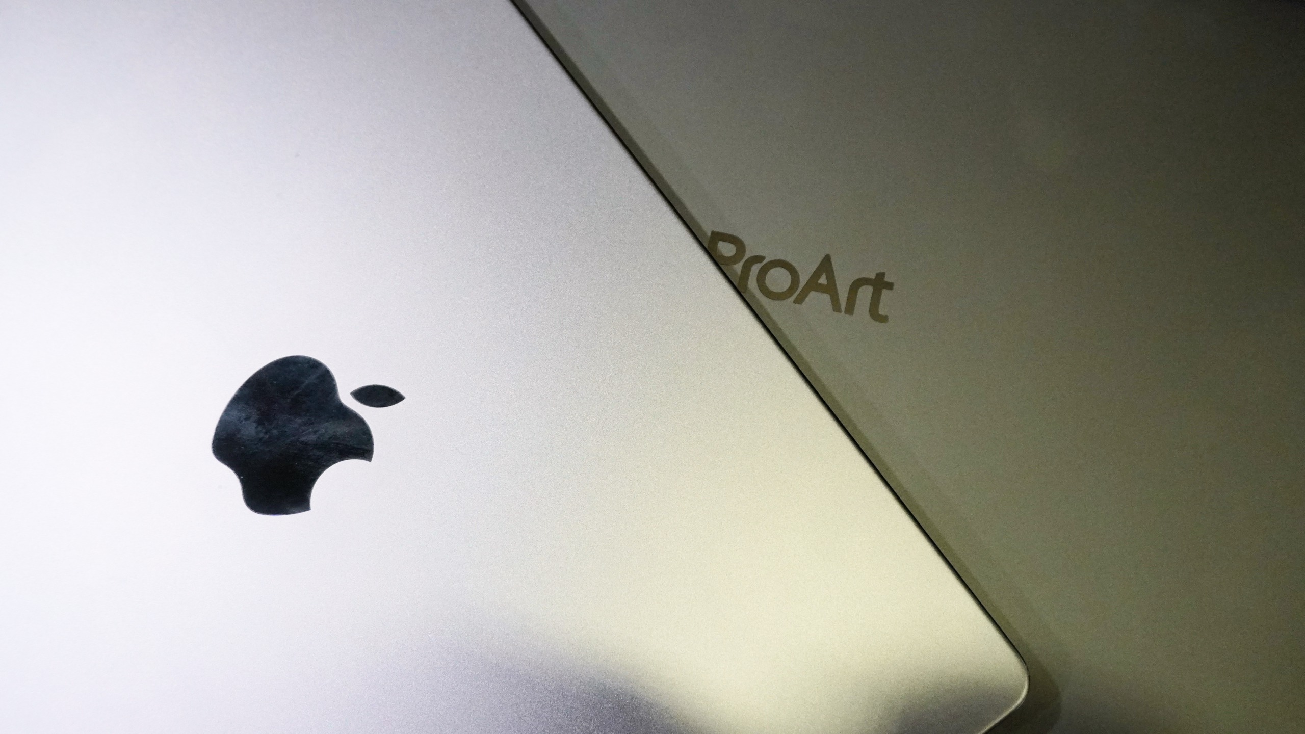 مقارنة بين Asus ProArt P14 و MacBook Pro M5