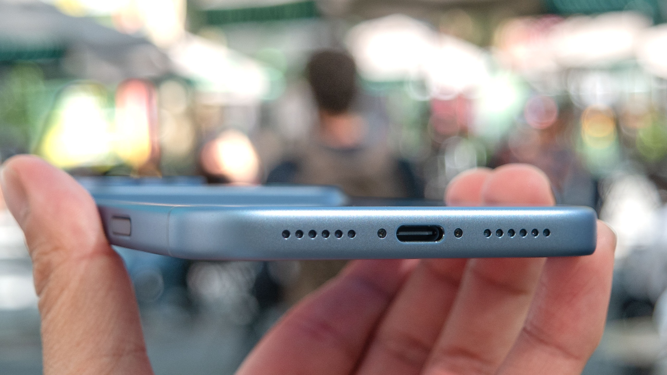 هاتفا Apple iPhone 18 Pro و Pro Max معروضان في اليد