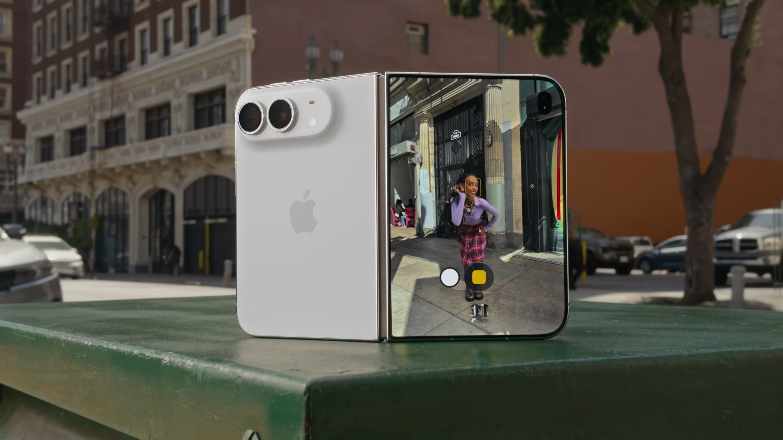 صورة سيلفي لهاتف iPhone Duo وهو مستند