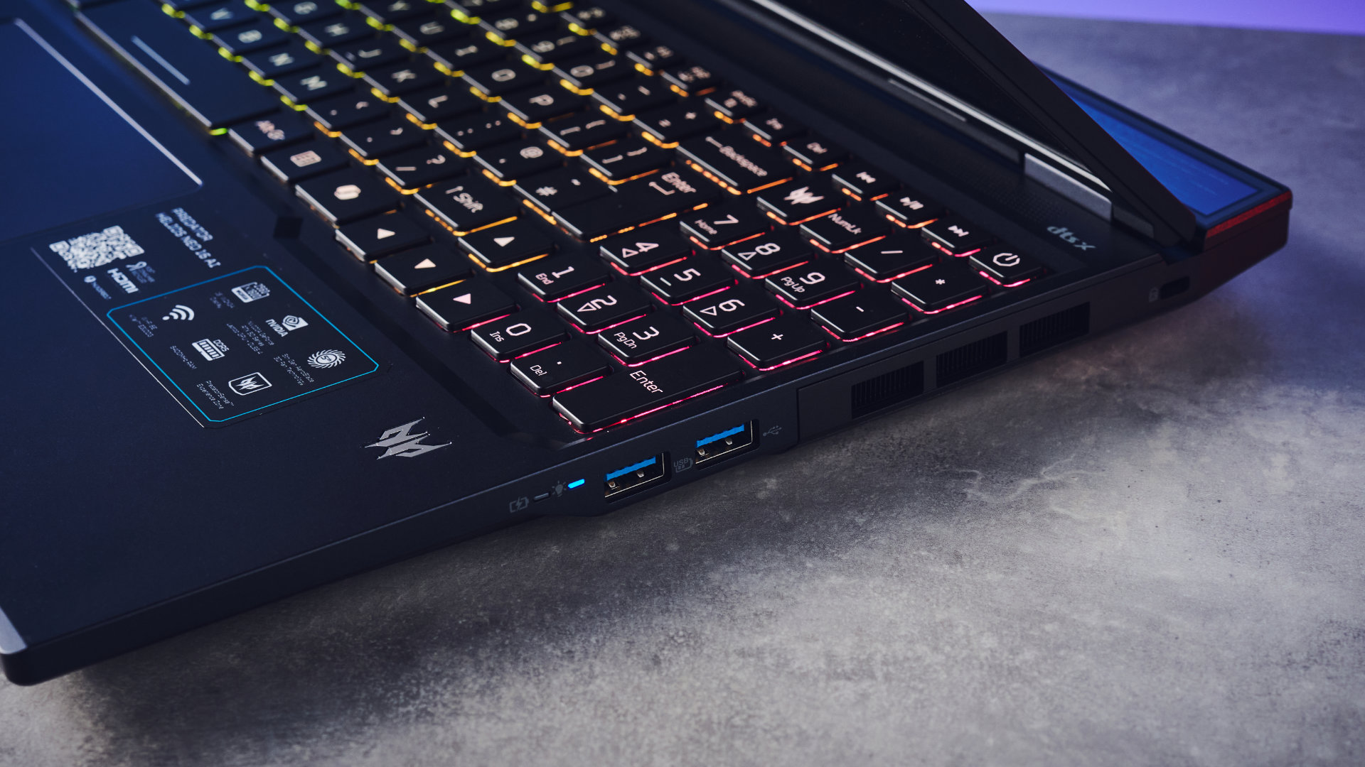 لابتوب ألعاب Acer Predator Helios Neo 16 AI باللون الأسود