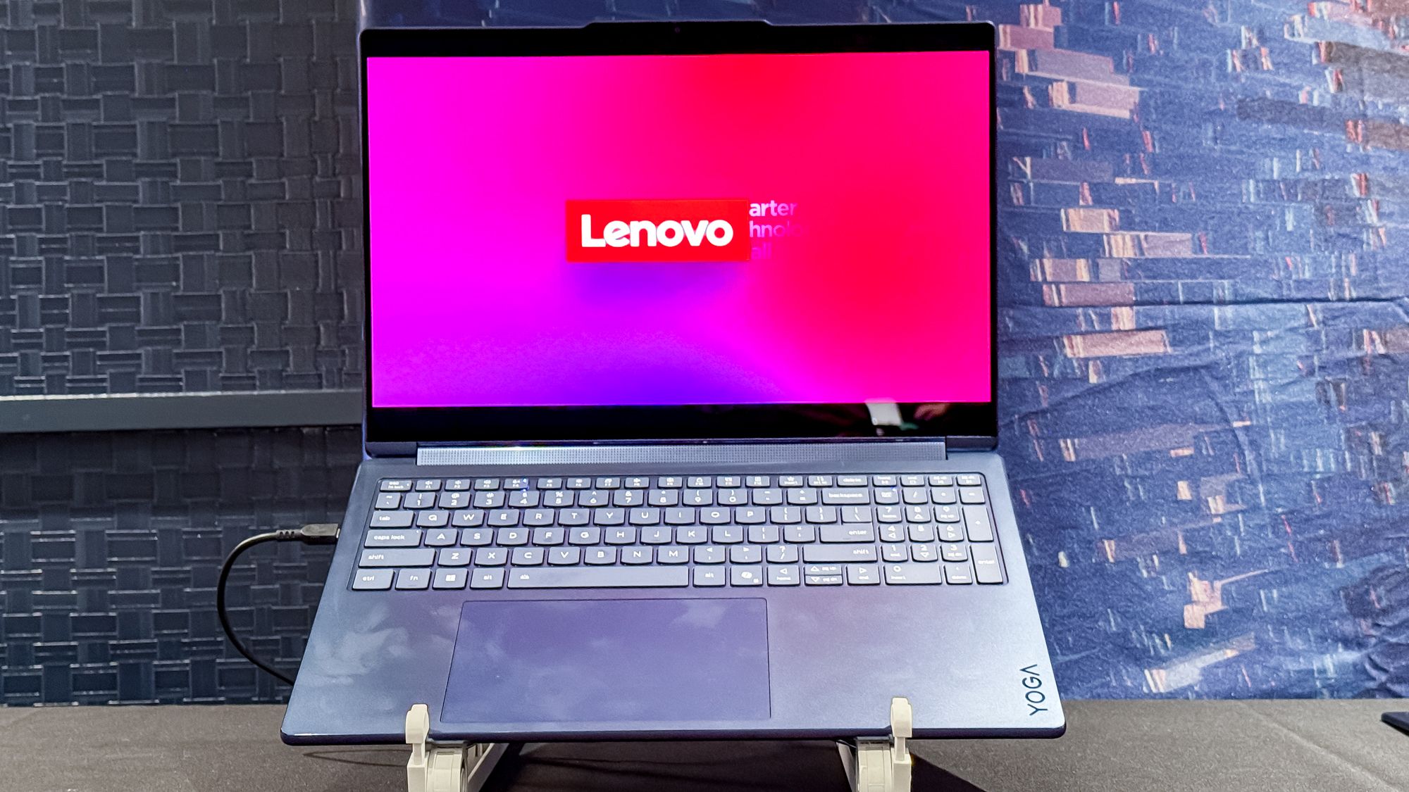 Minha experiência com o notebook conversível Lenovo Yoga 9n: uma potência criativa impulsionada pela RTX Spark.