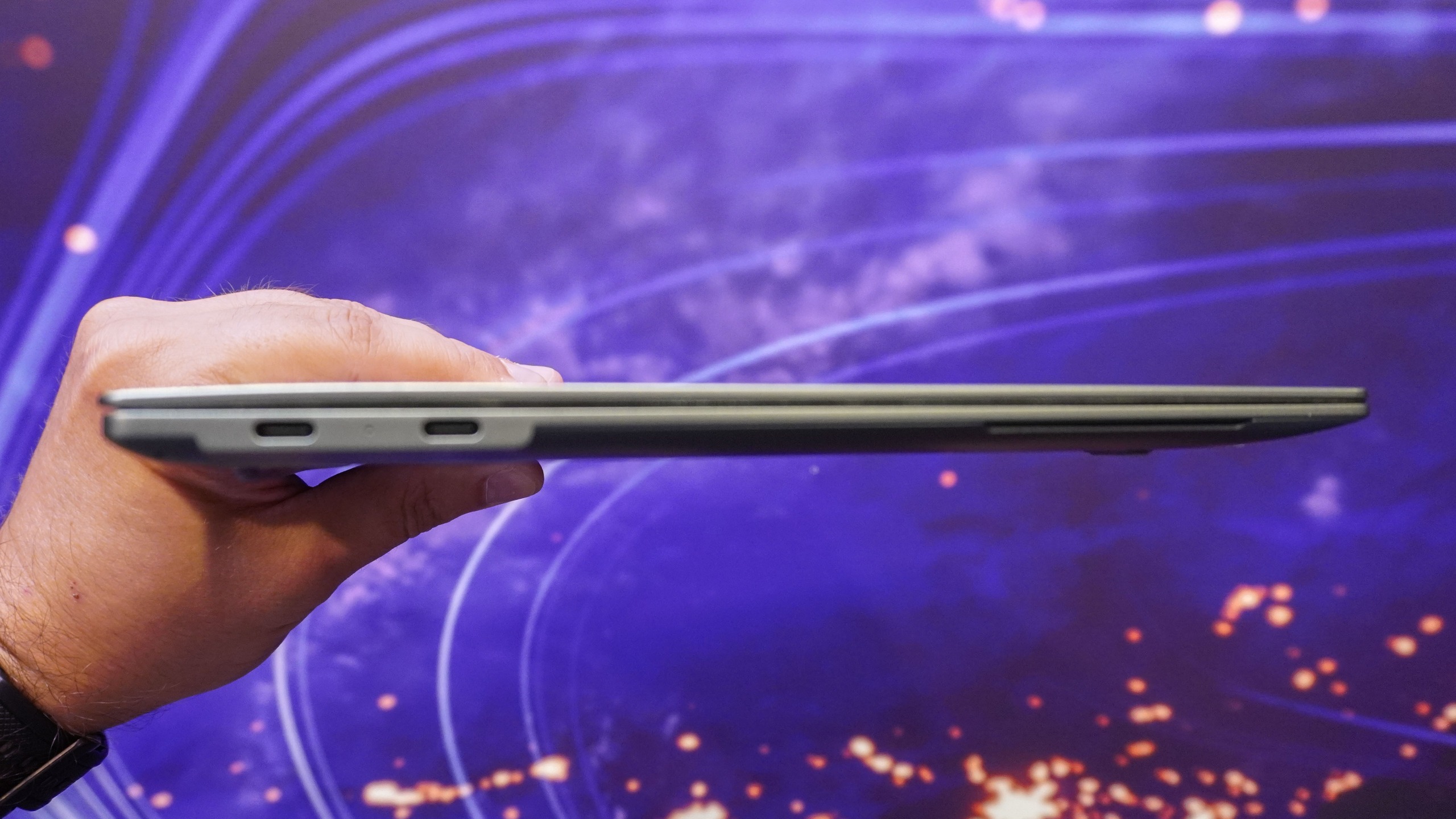 شخص يحمل لابتوب Lenovo Project AeroBlade التجريبي في يده وهو مغلق