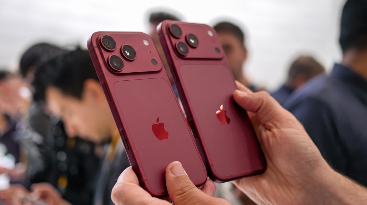مقارنة بين iPhone 18 Pro و iPhone 18 Pro Max.