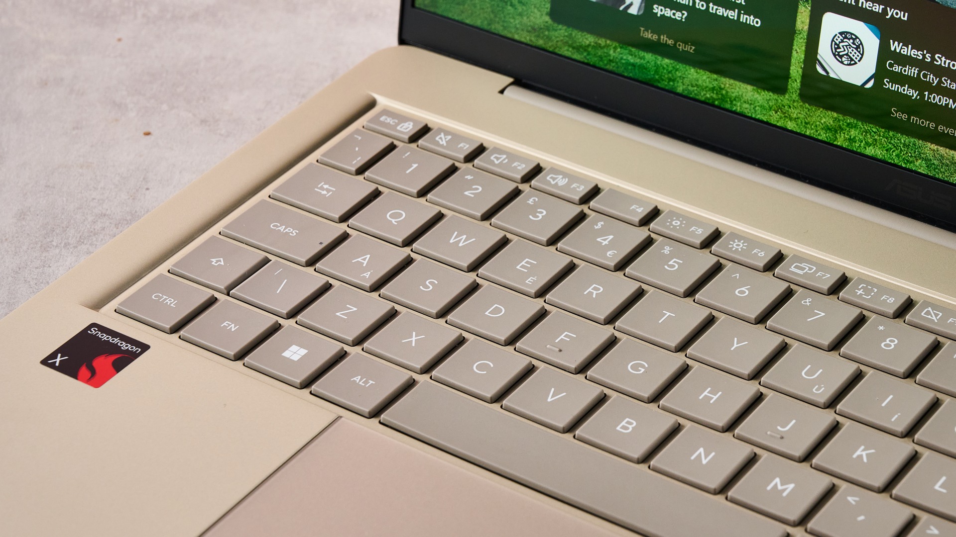 لقطة مقربة للوحة مفاتيح Asus Zenbook 14 2026