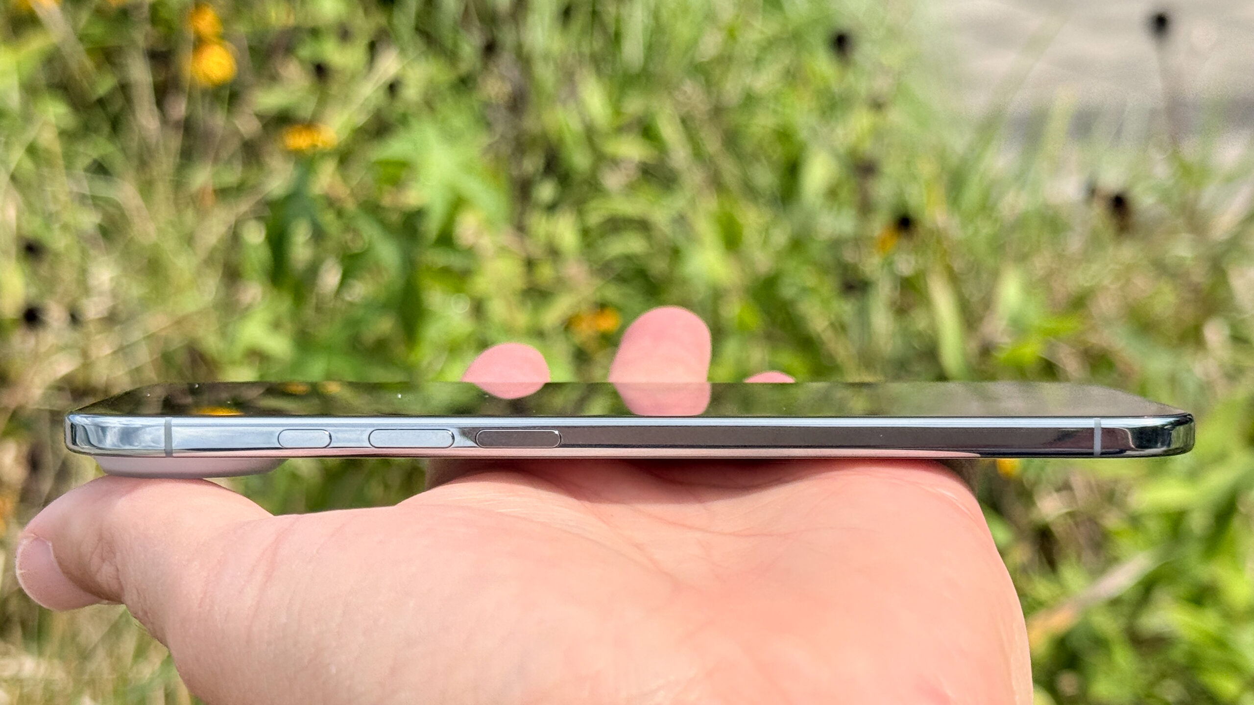 هاتف iPhone Air معروض في اليد