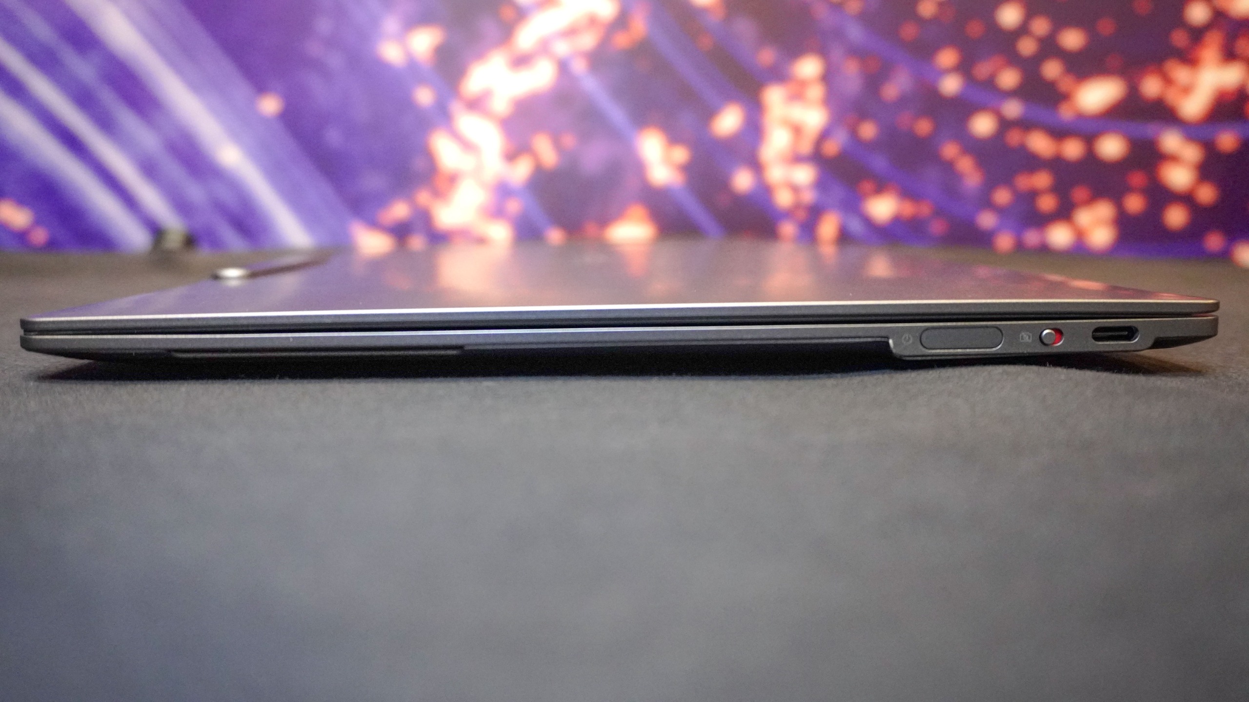 المنافذ اليمنى في لابتوب Lenovo Project AeroBlade التجريبي