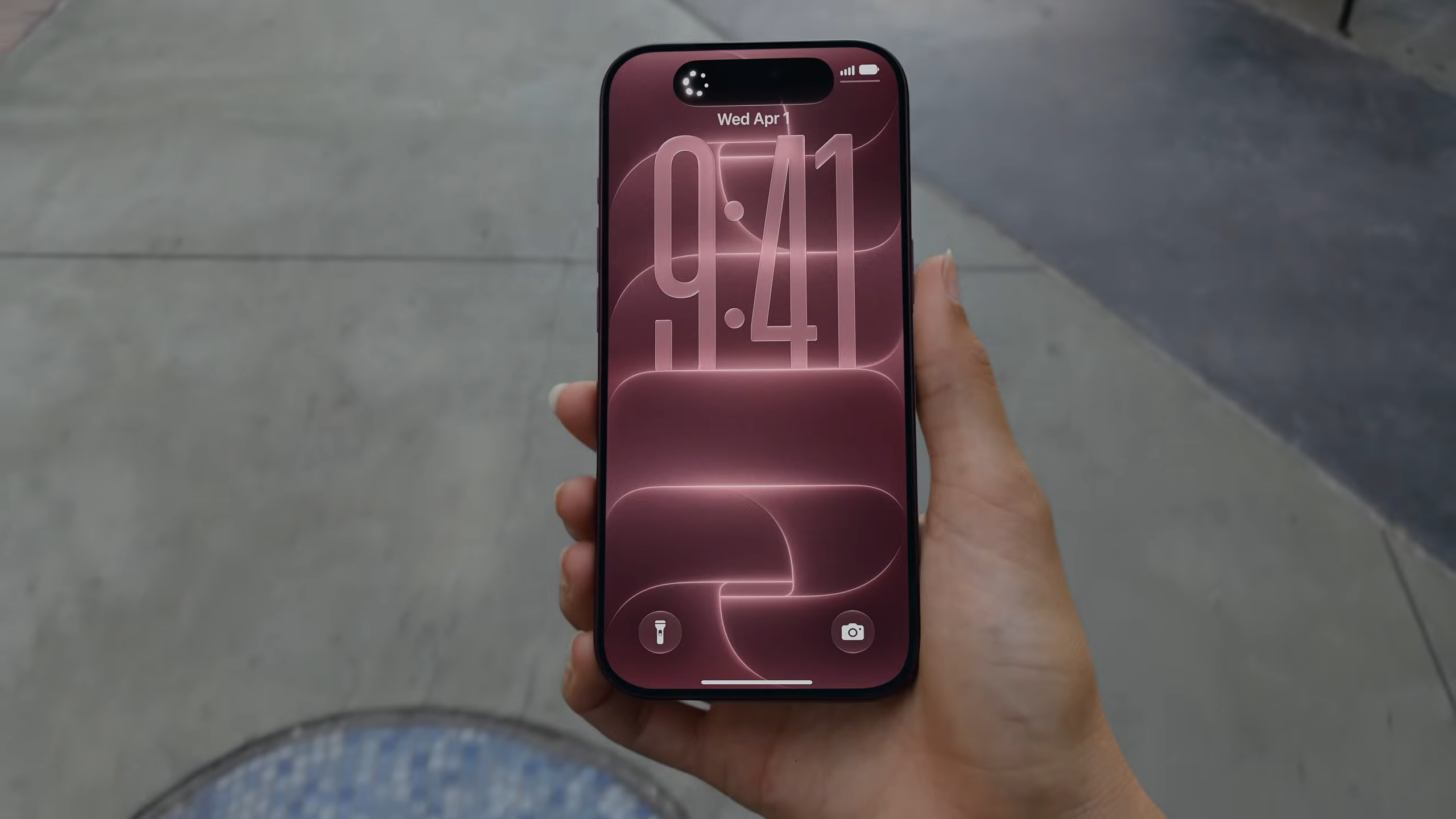iPhone 18 Pro color bordeaux tra le mani all'evento Apple Surprise and Shine