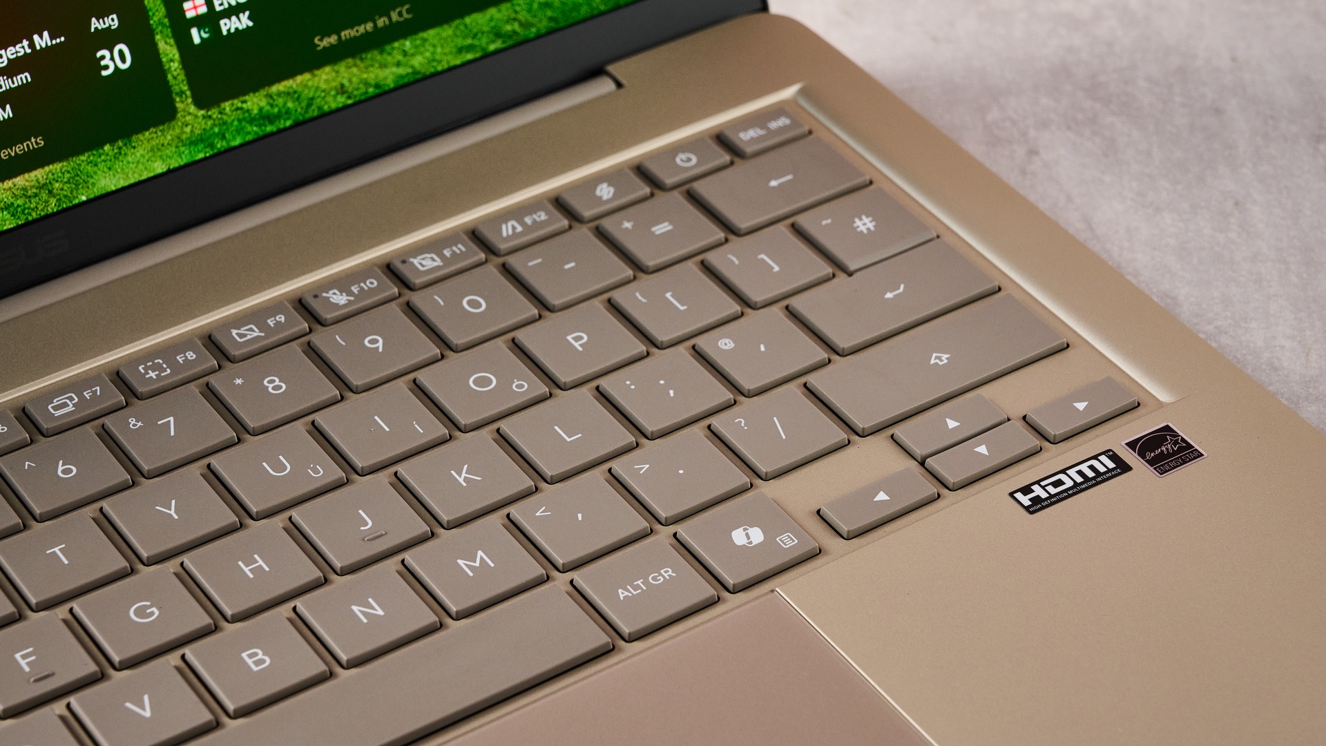 لقطة مقربة للوحة المفاتيح في Asus Zenbook 14 2026