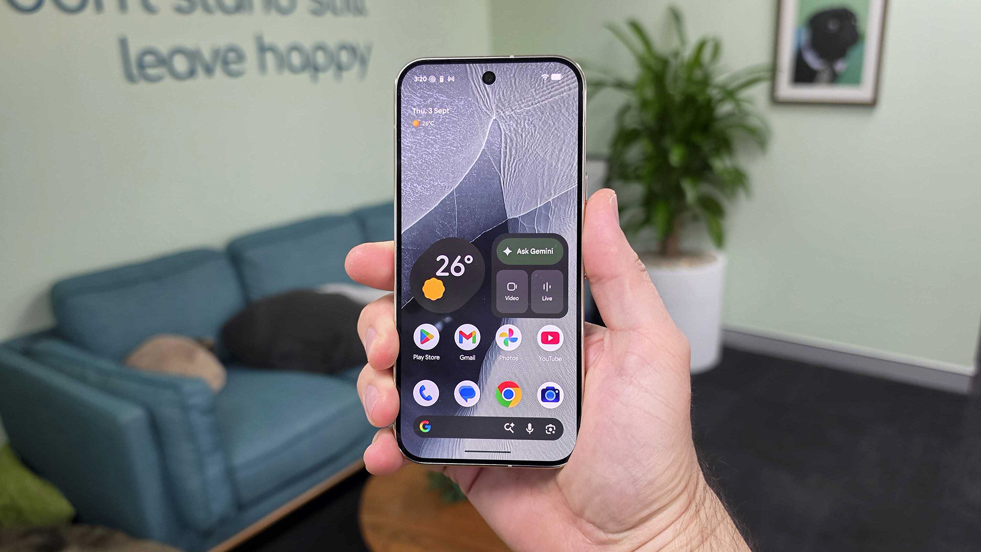 صورة لهاتف Google Pixel 11 Pro في اليد تُظهر الشاشة