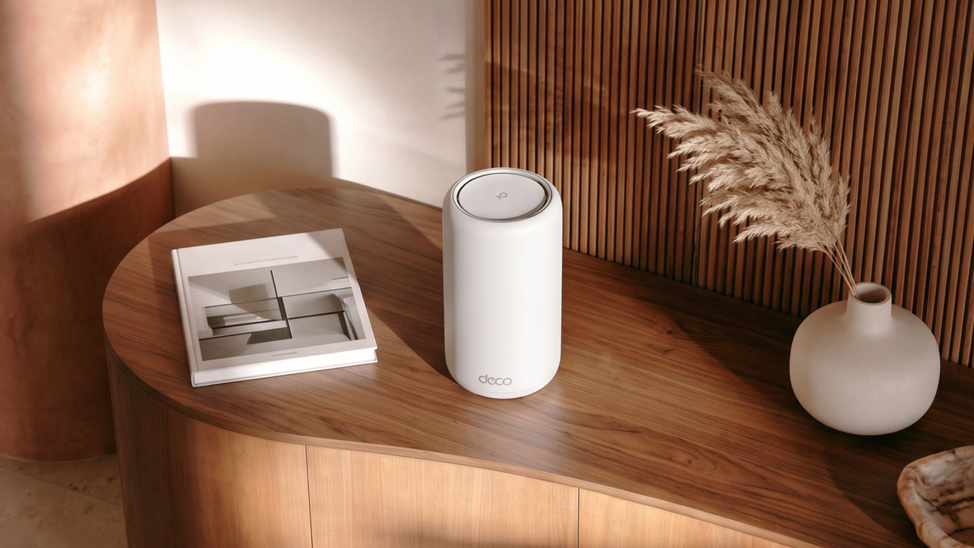 وحدة راوتر TP-Link Deco 8 Ultra شبكي موضوعة على خزانة خشبية في غرفة المعيشة