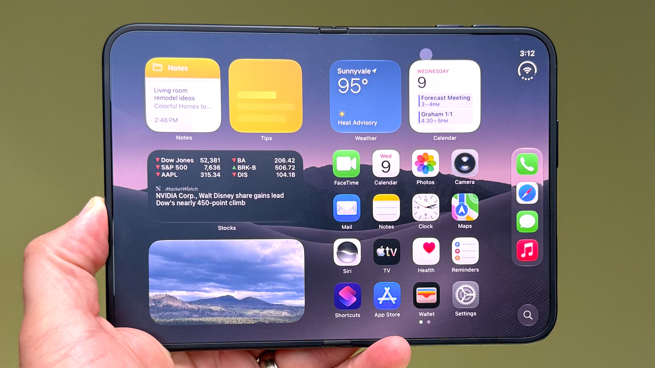 هاتف iPhone Duo من Apple معروض في اليد