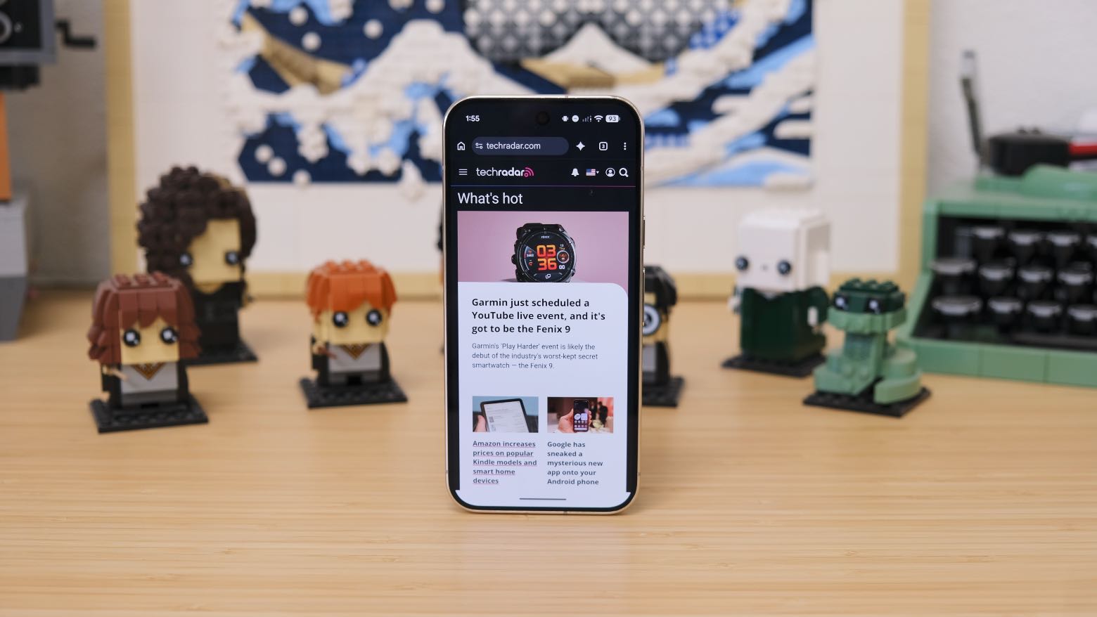 هاتف Google Pixel 11 Pro موضوع على طاولة خشبية