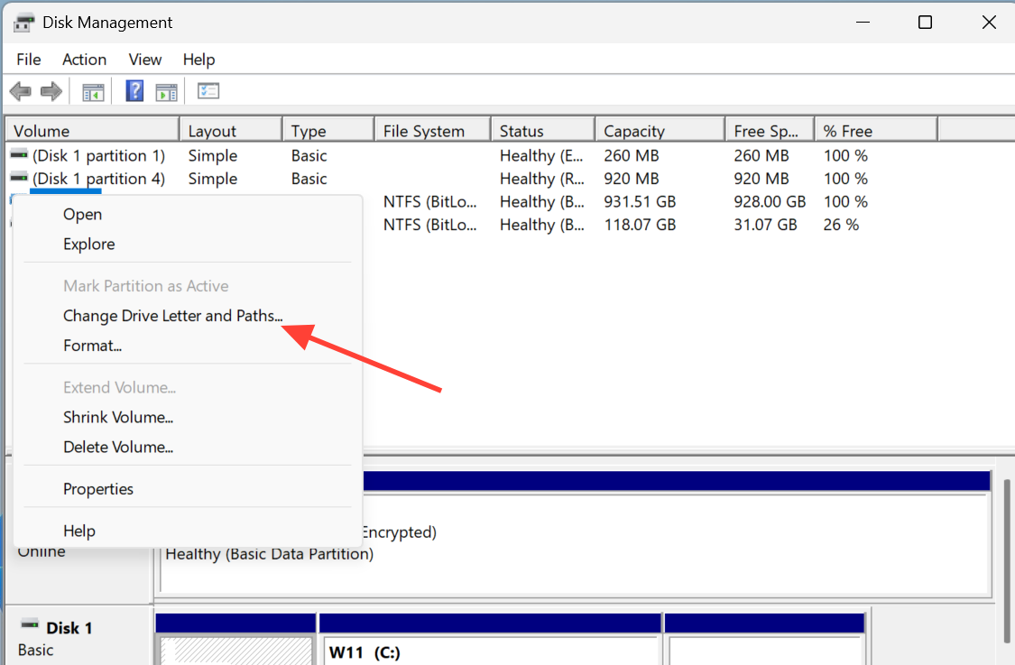 صورة توضح خطوات تعيين حرف لمحرك أقراص USB في إدارة الأقراص (Disk Management)