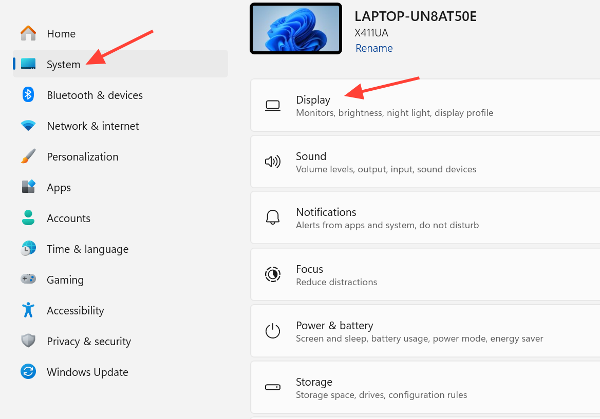 لقطة شاشة توضح كيفية الوصول إلى إعدادات العرض في Windows.