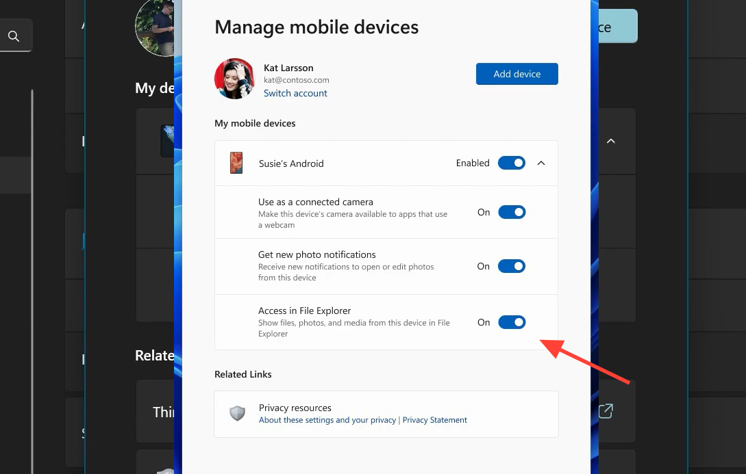 لقطة شاشة لخيارات الهاتف المتصل في إعدادات Windows 11 مع خيار إظهار الجهاز المحمول في مستكشف الملفات