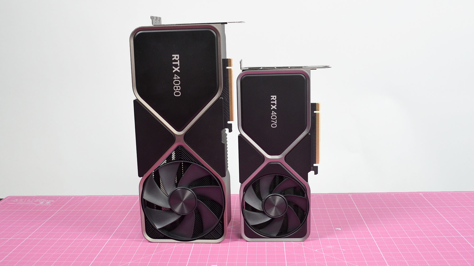 بطاقة رسوميات Nvidia GeForce RTX 4070 تقف بجانب بطاقة RTX 4080