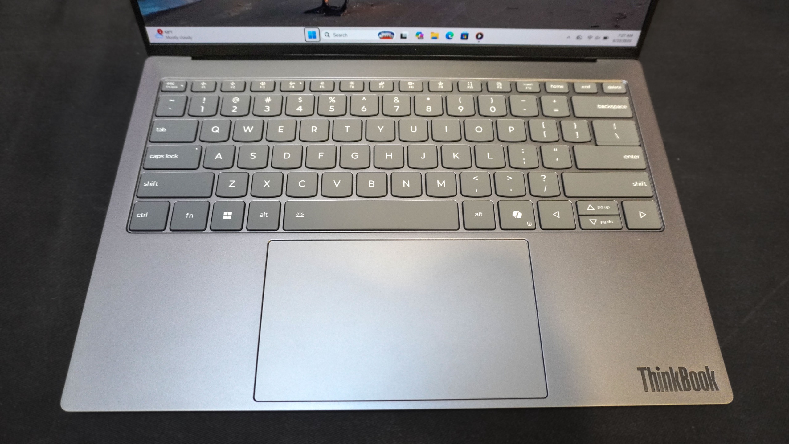 لوحة المفاتيح ولوحة التتبع في لابتوب Lenovo Project AeroBlade الاختباري