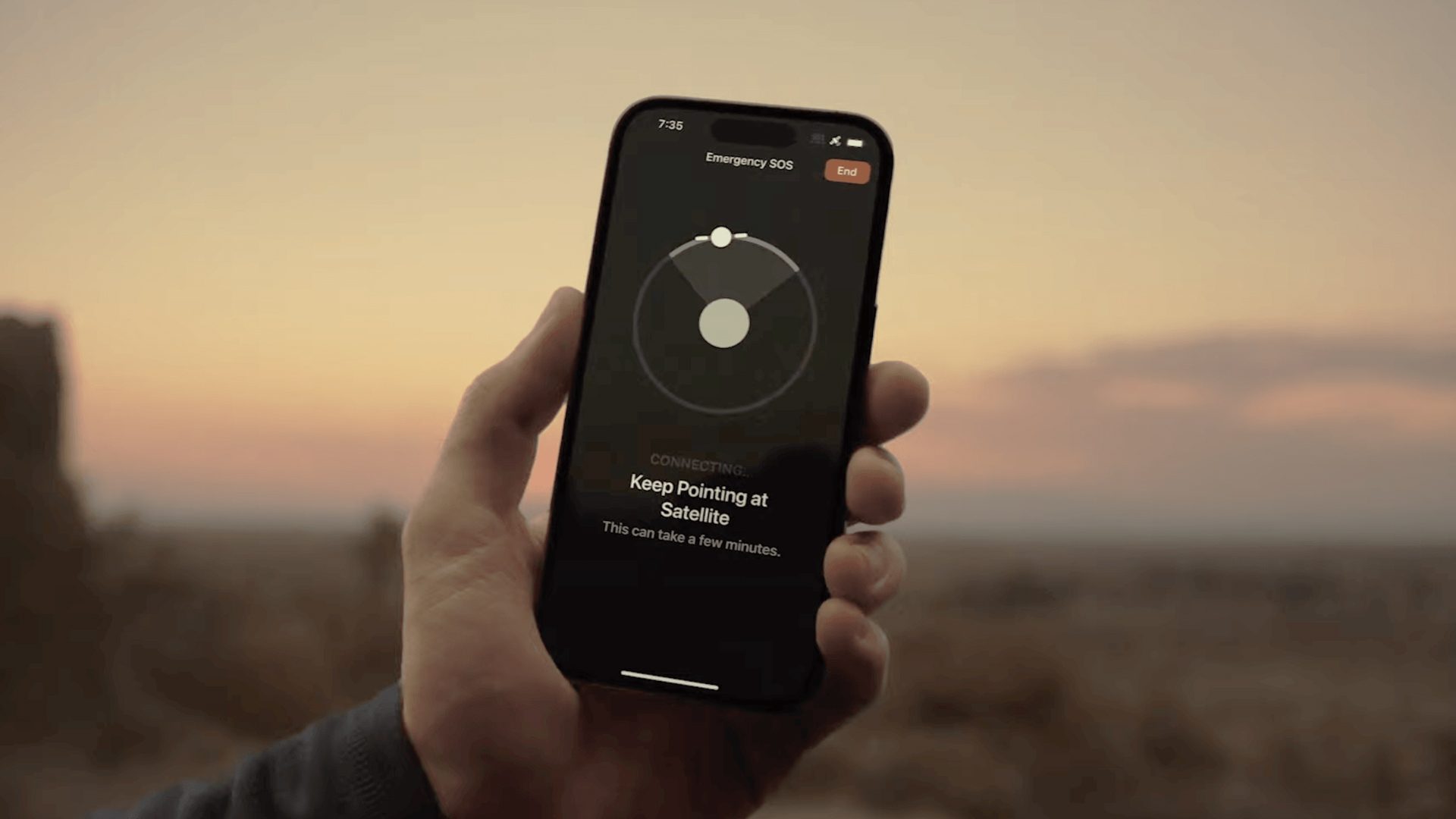 شاشة iPhone تعرض خدمة Emergency SOS عبر الأقمار الصناعية