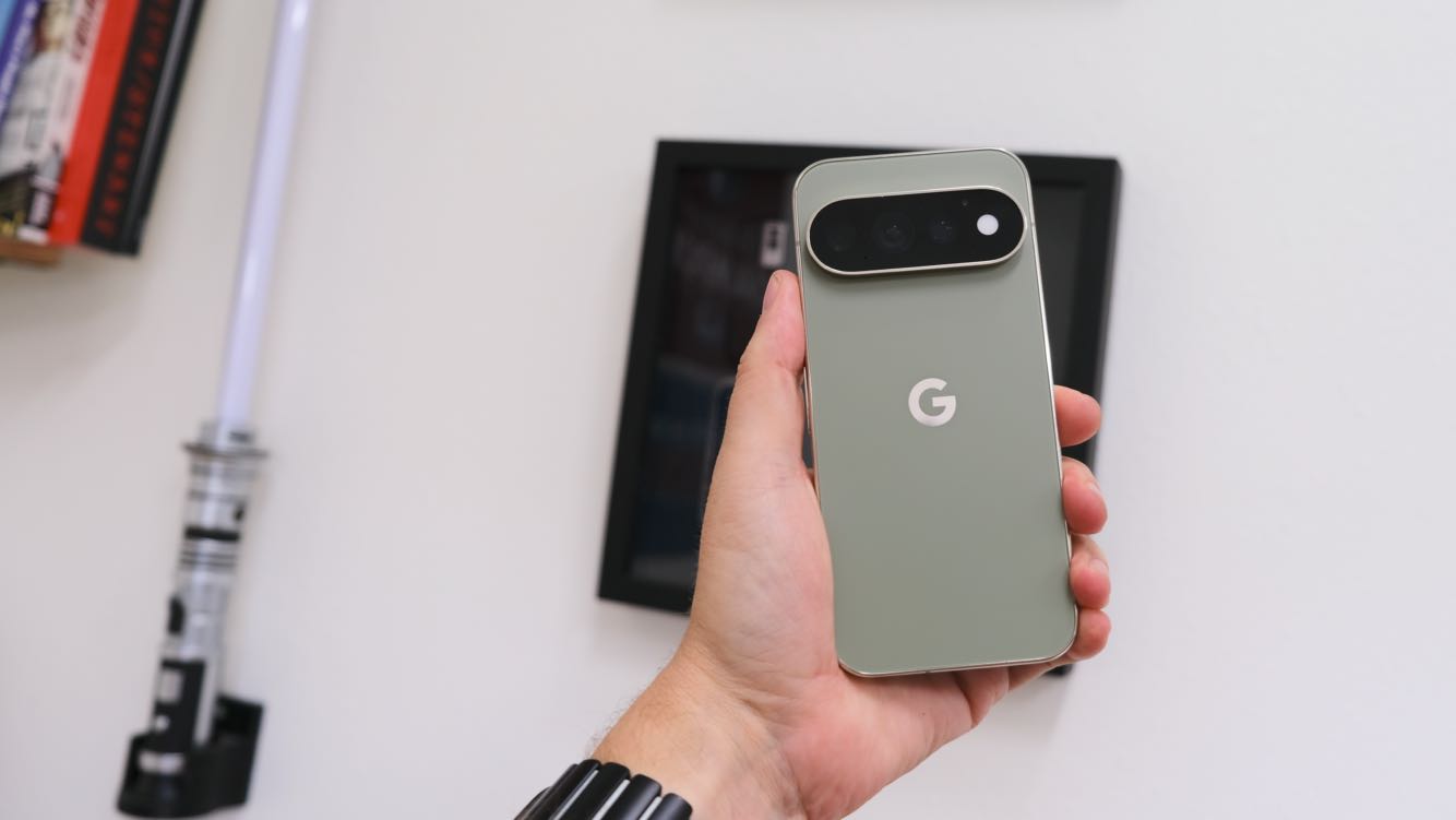 هاتف Google Pixel 11 Pro وهو محمول باليد