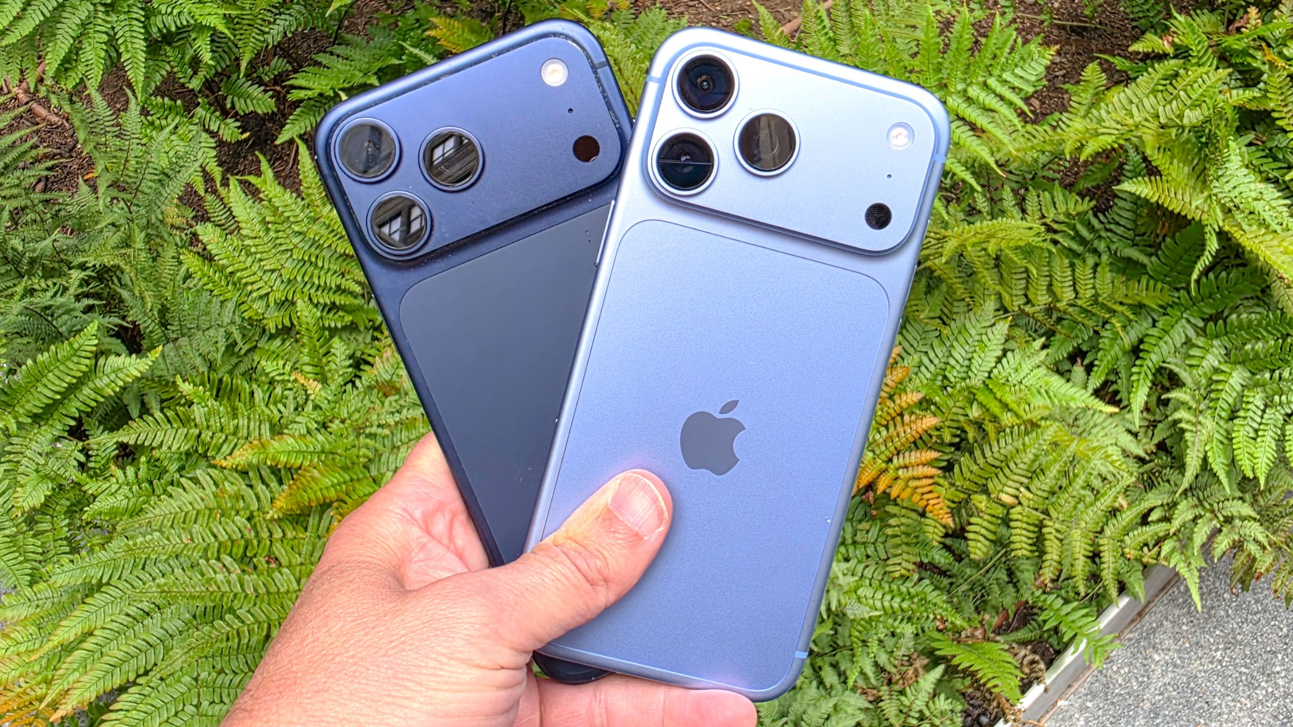 مقارنة بين تصميم iPhone 18 Pro Max و iPhone 17 Pro Max.