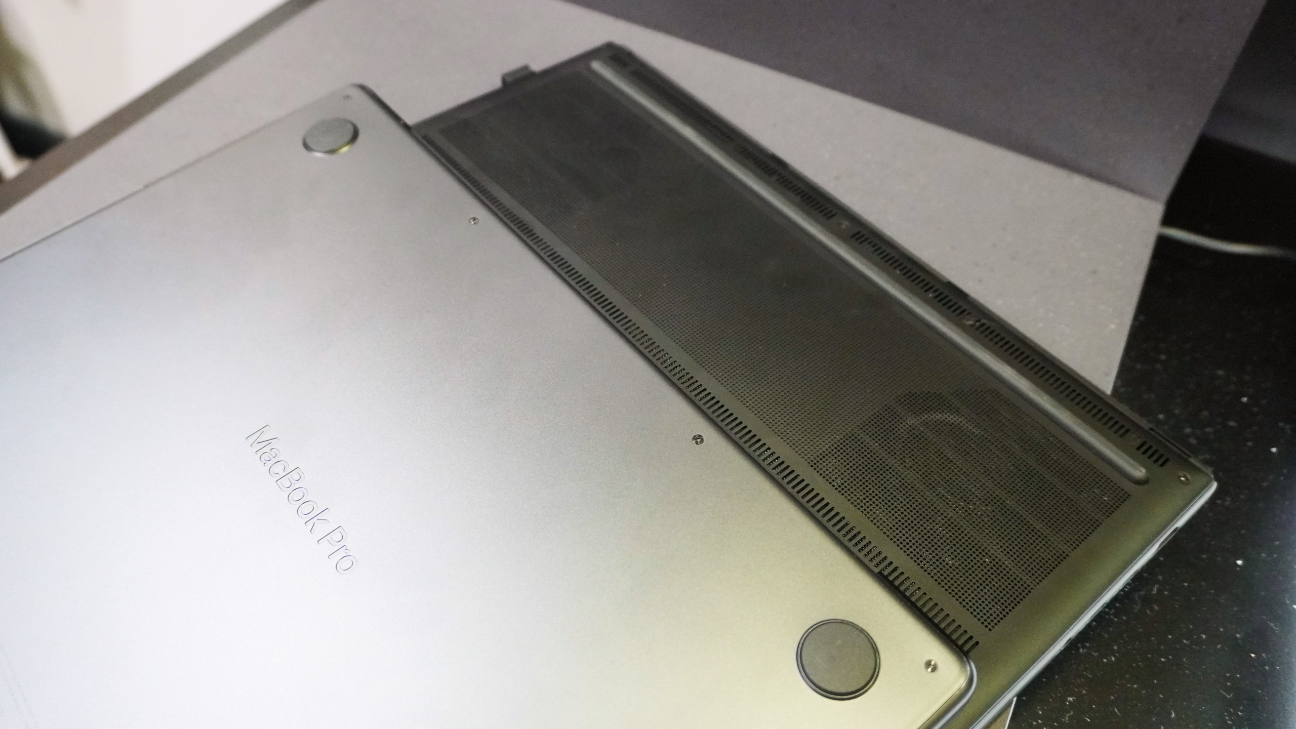 مقارنة بين Asus ProArt P14 و MacBook Pro M5