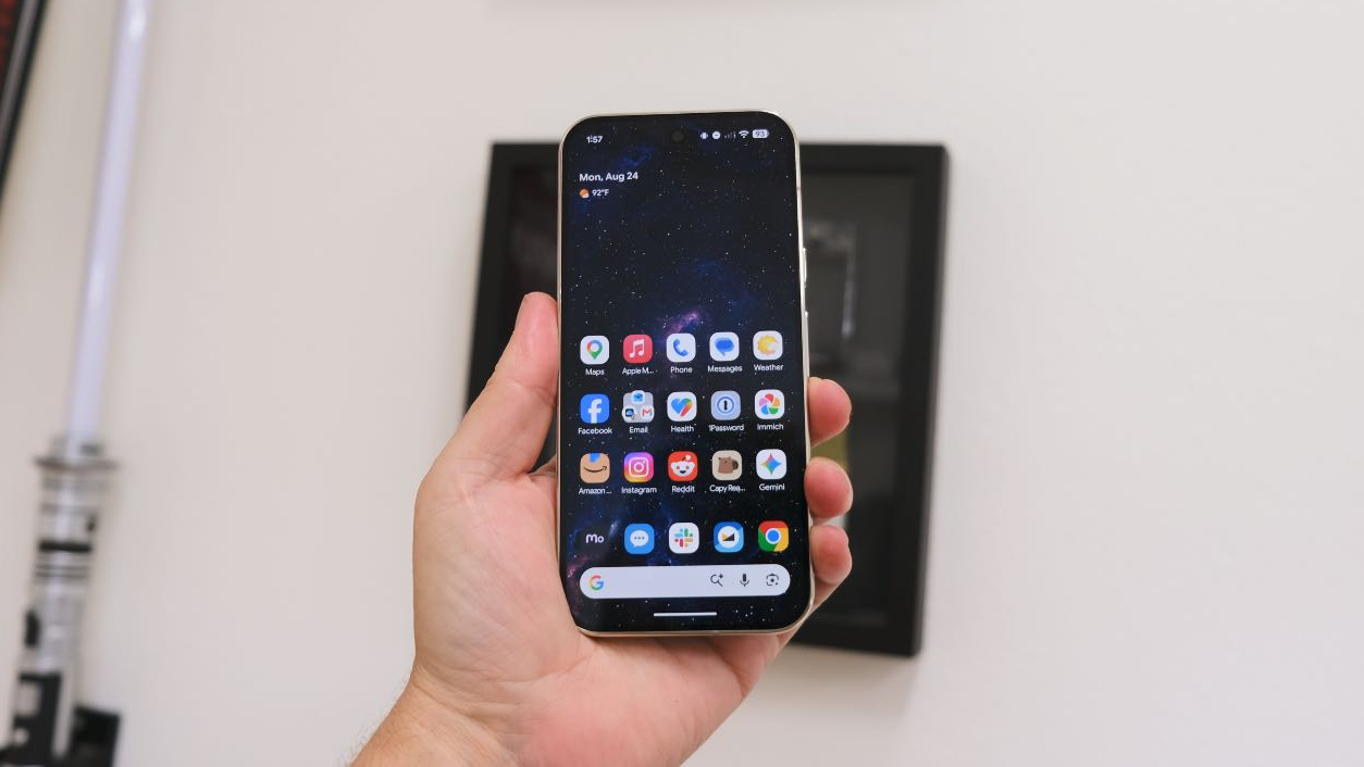 هاتف Google Pixel 11 Pro وهو محمول باليد