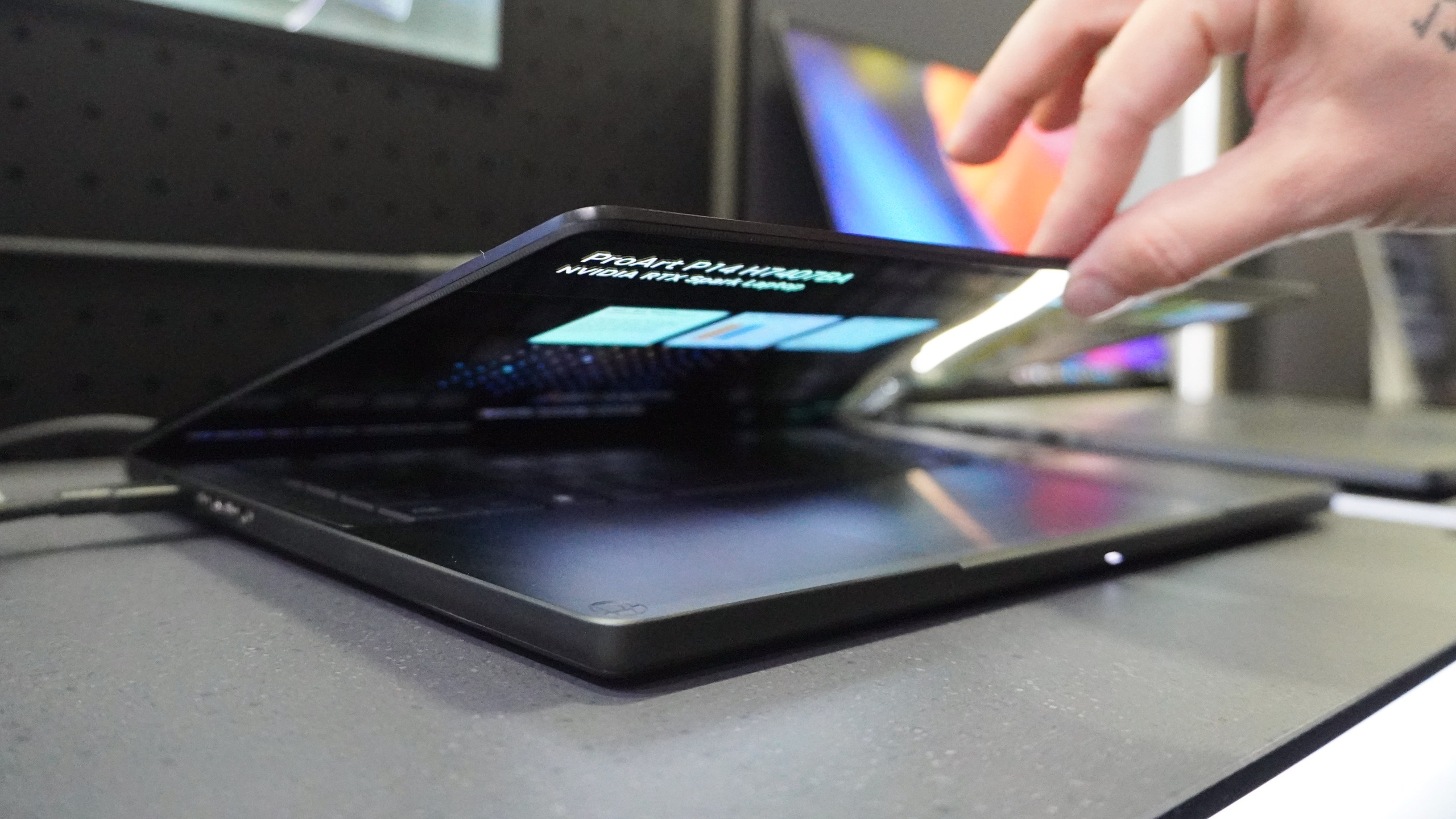 مقارنة بين Asus ProArt P14 و MacBook Pro M5