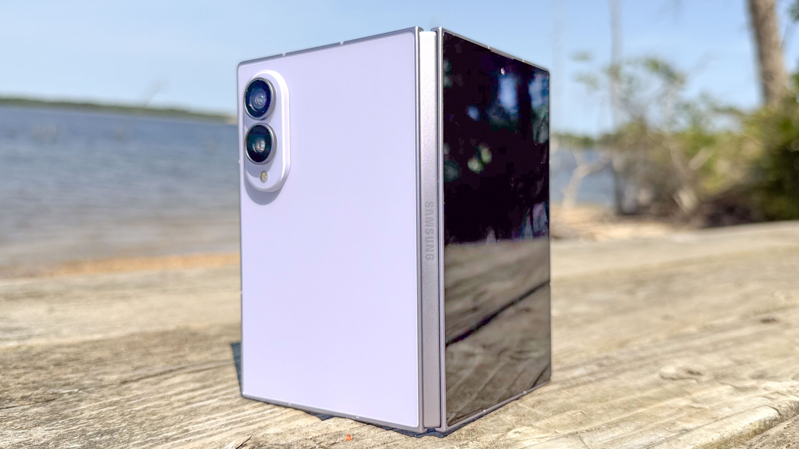 هاتف Galaxy Z Fold 8 معروض وهو محمول باليد