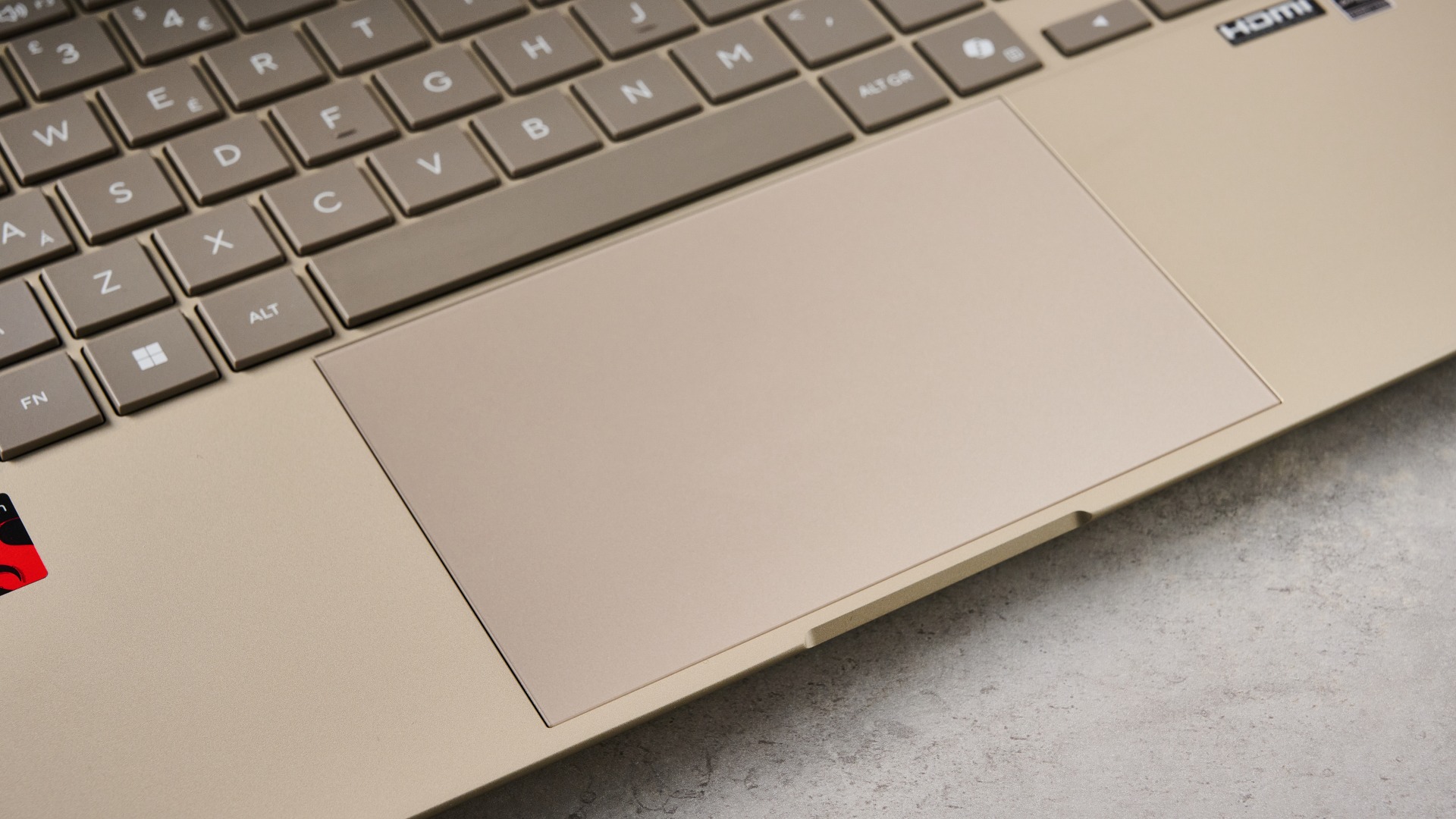 لقطة مقربة للوحة اللمس في جهاز Asus Zenbook 14 2026